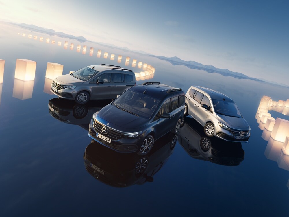 7-sitsiga elbilar från Mercedes-Benz står på spegelblankt underlag.