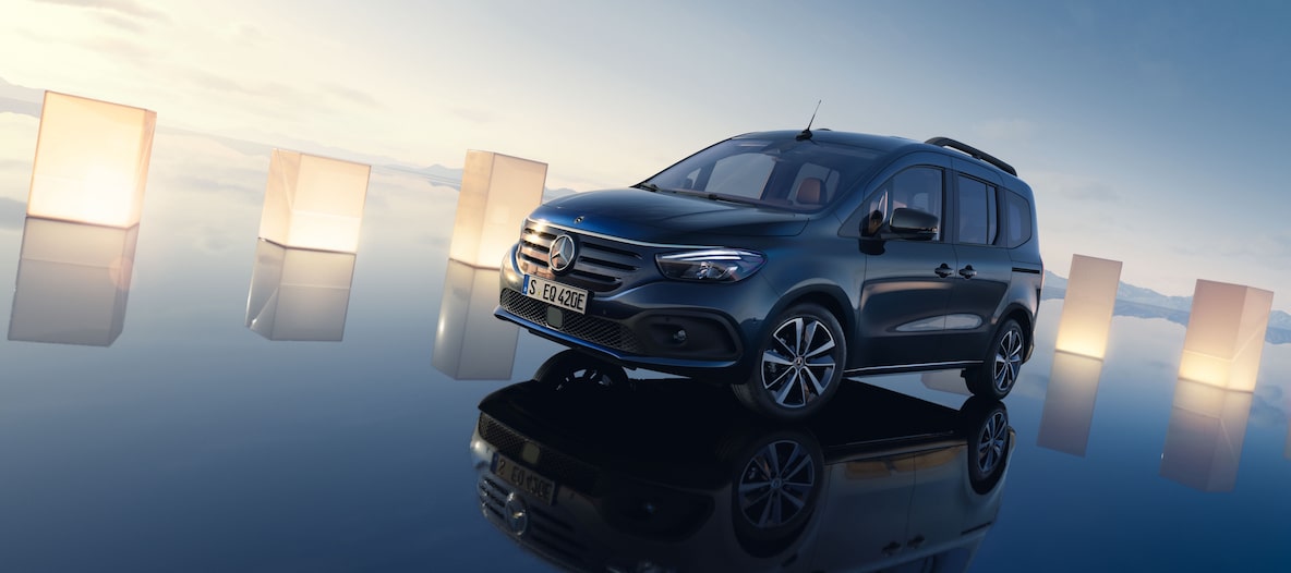 En mörkblå Mercedes-Benz EQT sedd från sidan