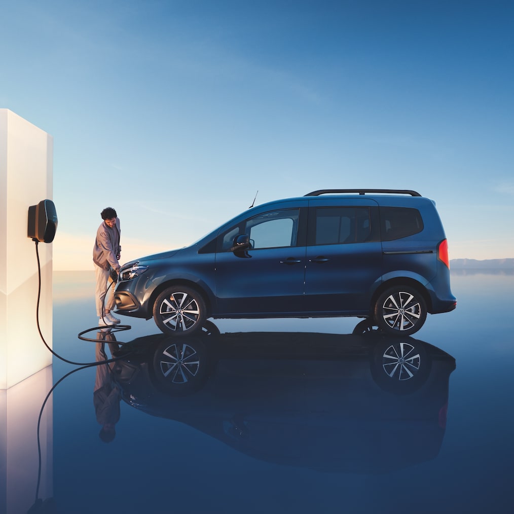 En Mercedes-Benz EQT står vid laddbox och laddar