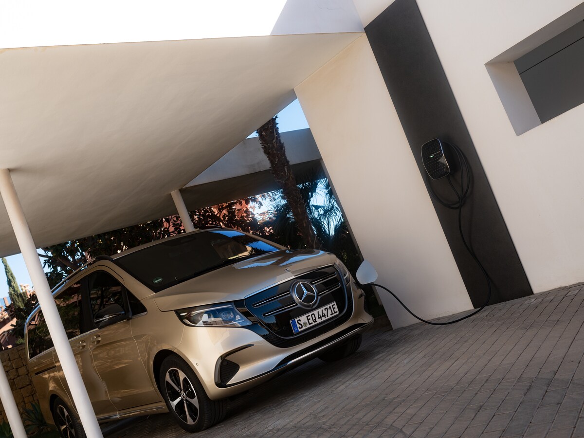 Med Mercedes-Benz väggmonterade laddbox får du en egen laddningsstation hemma.
