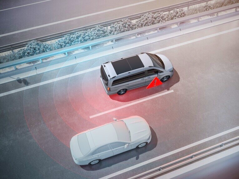 Dödvinkelassistenten med Rear Cross Alert kan hjälpa till att förhindra olyckor vid filbyten och när du backar.
