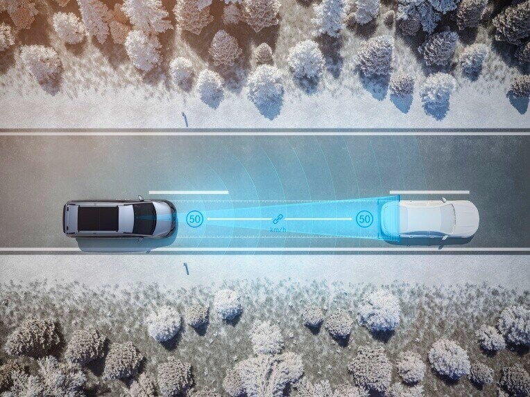 Den radarbaserade aktiva avståndsassistenten DISTRONIC håller automatiskt avståndet till framförvarande fordon.