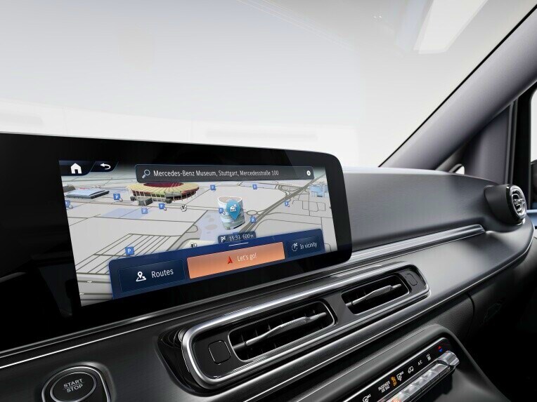 När du är ute på vägarna behöver du kunna planera. Då har du god hjälp av Navigation med Electric Intelligence.