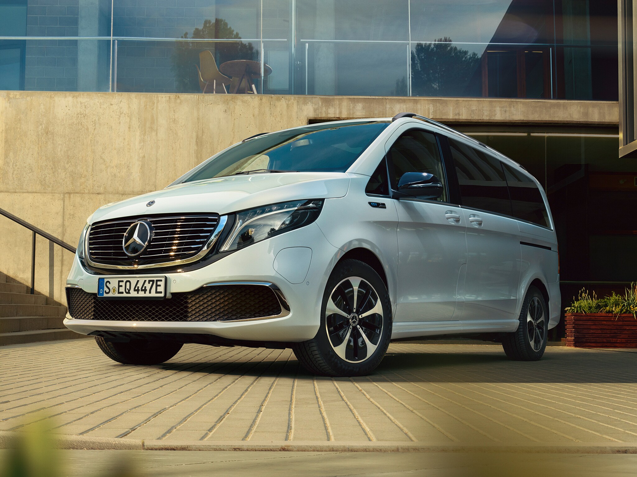 En vit Mercedes-Benz V-Klass står parkerad.