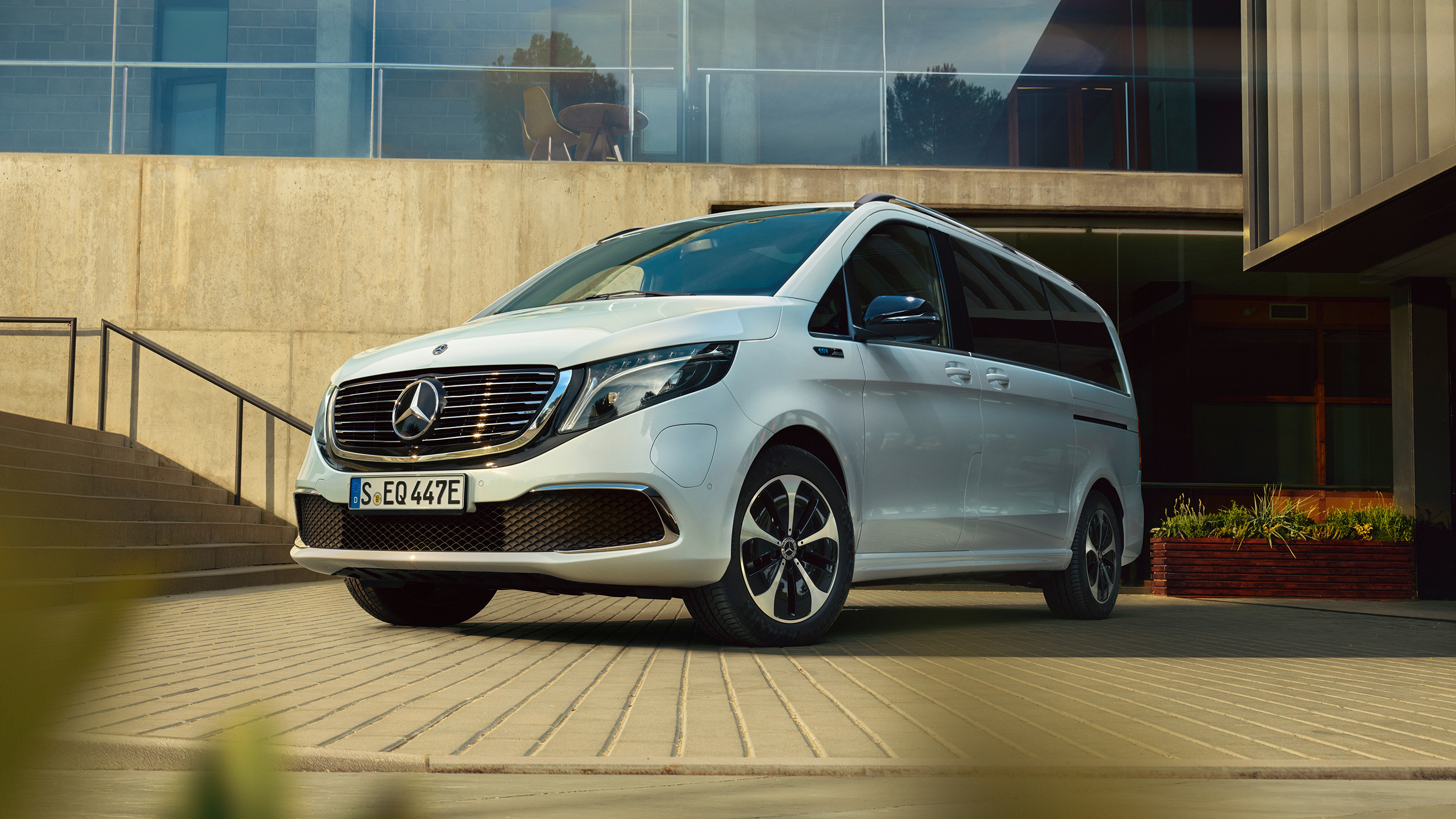 Ladderbjudande En vit Mercedes-Benz V-Klass står parkerad.