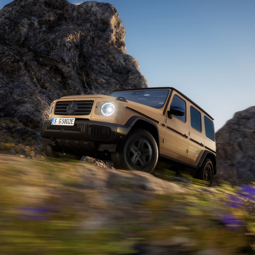 Offroad-specifika visningar på instrumentdisplayen/mediedisplayen eller en Mercedes-Benz G 580 som kör i terräng.