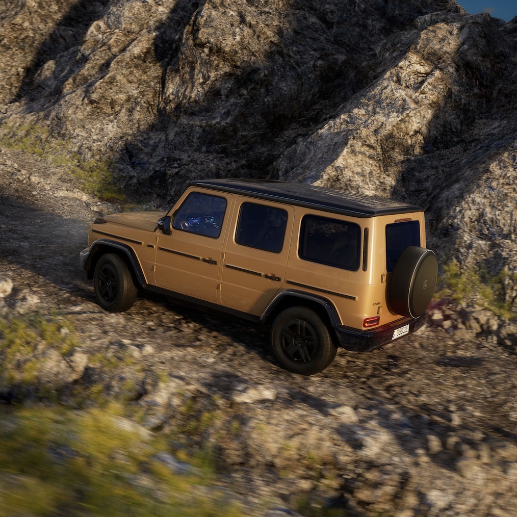 Offroad-specifika visningar på instrumentdisplayen/mediedisplayen eller en Mercedes-Benz G 580 som kör i terräng.