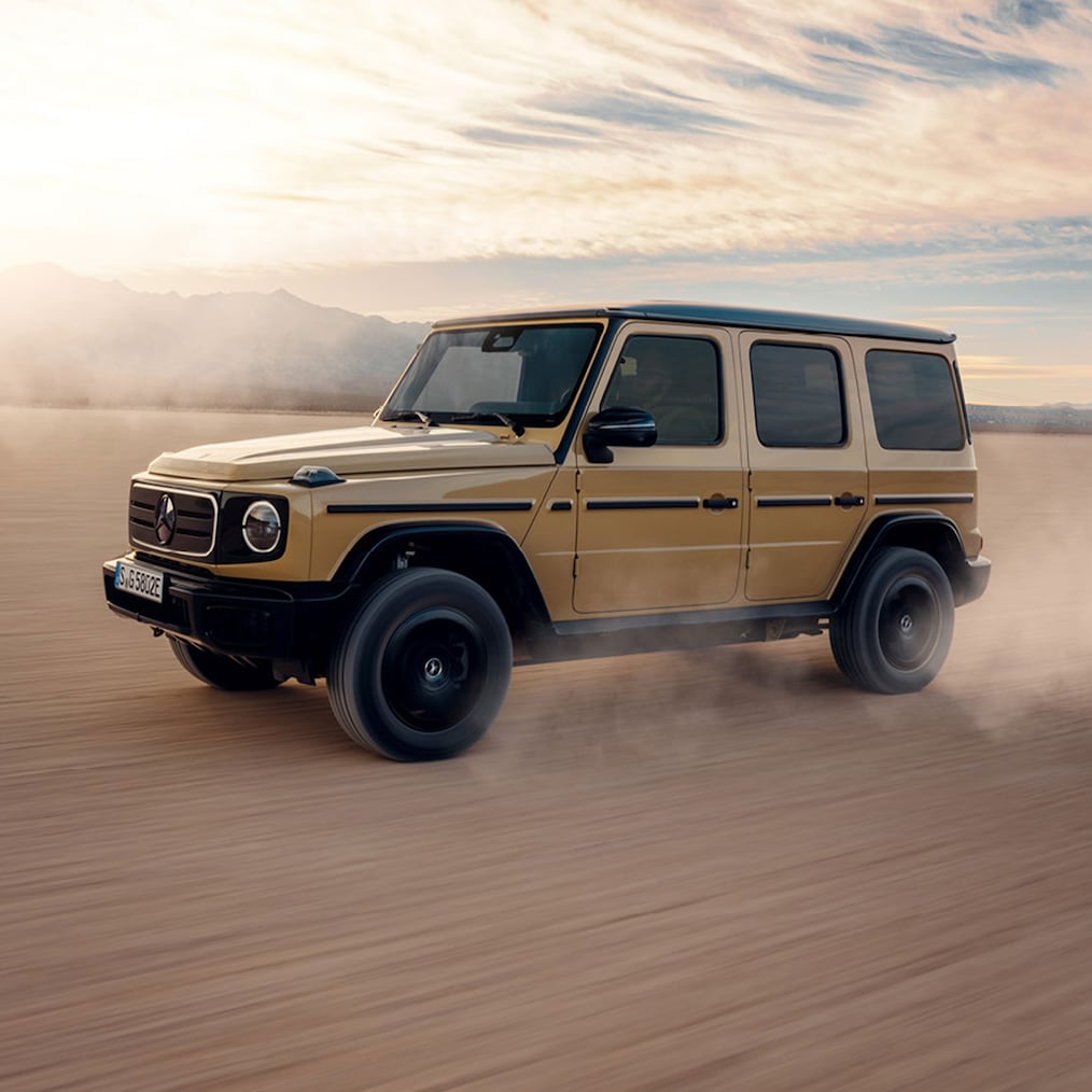 Offroad-specifika visningar på instrumentdisplayen/mediedisplayen eller en Mercedes-Benz G 580 som kör i terräng.