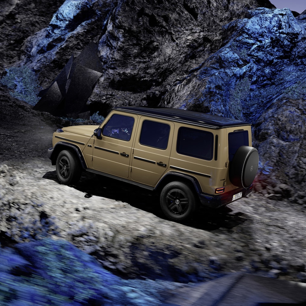 Offroad-specifika visningar på instrumentdisplayen/mediedisplayen eller en Mercedes-Benz G 580 som kör i terräng.