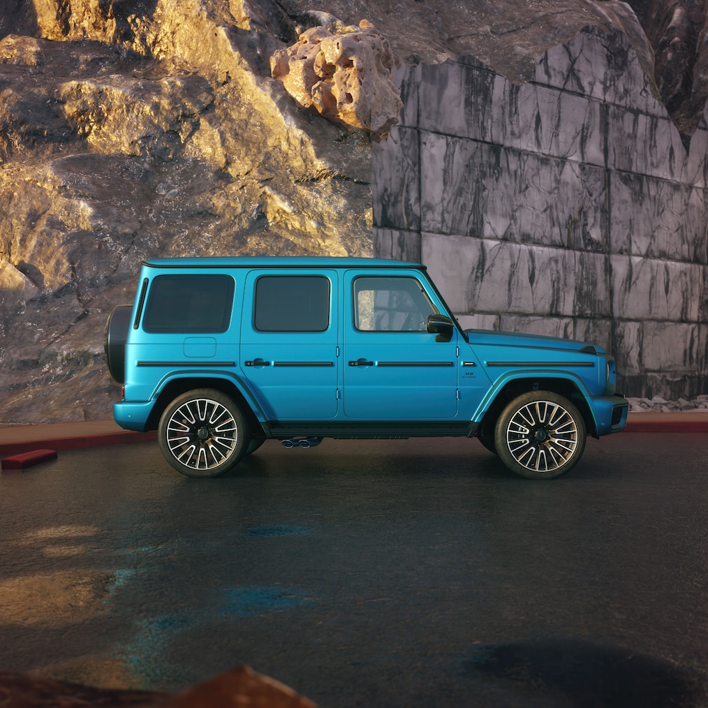 En Mercedes-AMG G 63 med MANUFAKTUR hyperblå magno-lack sedd snett framifrån.