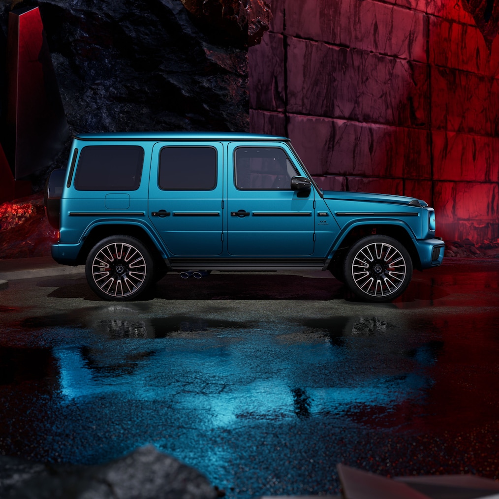 Frontal sidovy av en Mercedes-AMG G 63 med MANUFAKTUR hyperblå magno-lack.