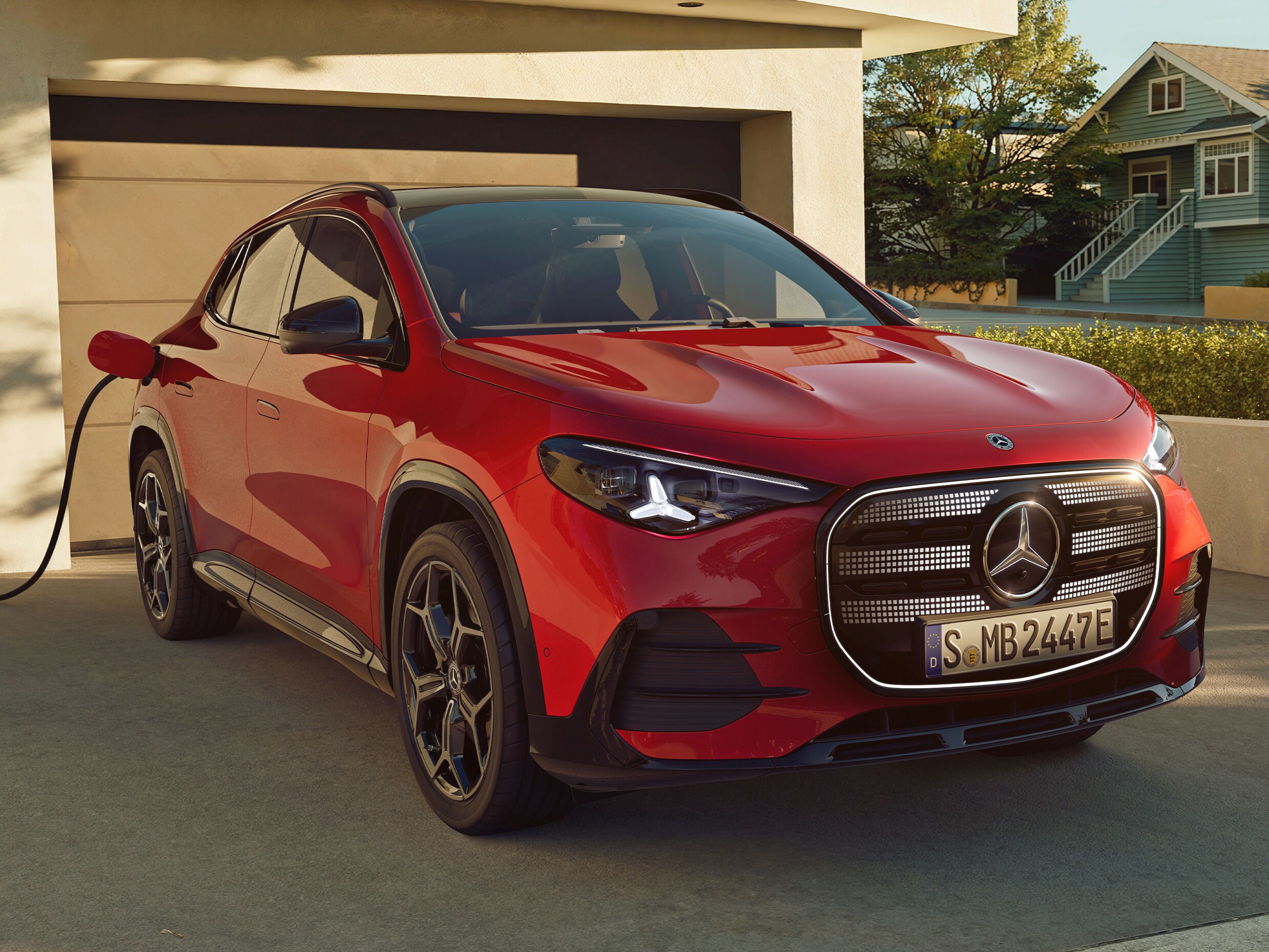 Mercedes-Benz GLA electric parkerad framför en garage