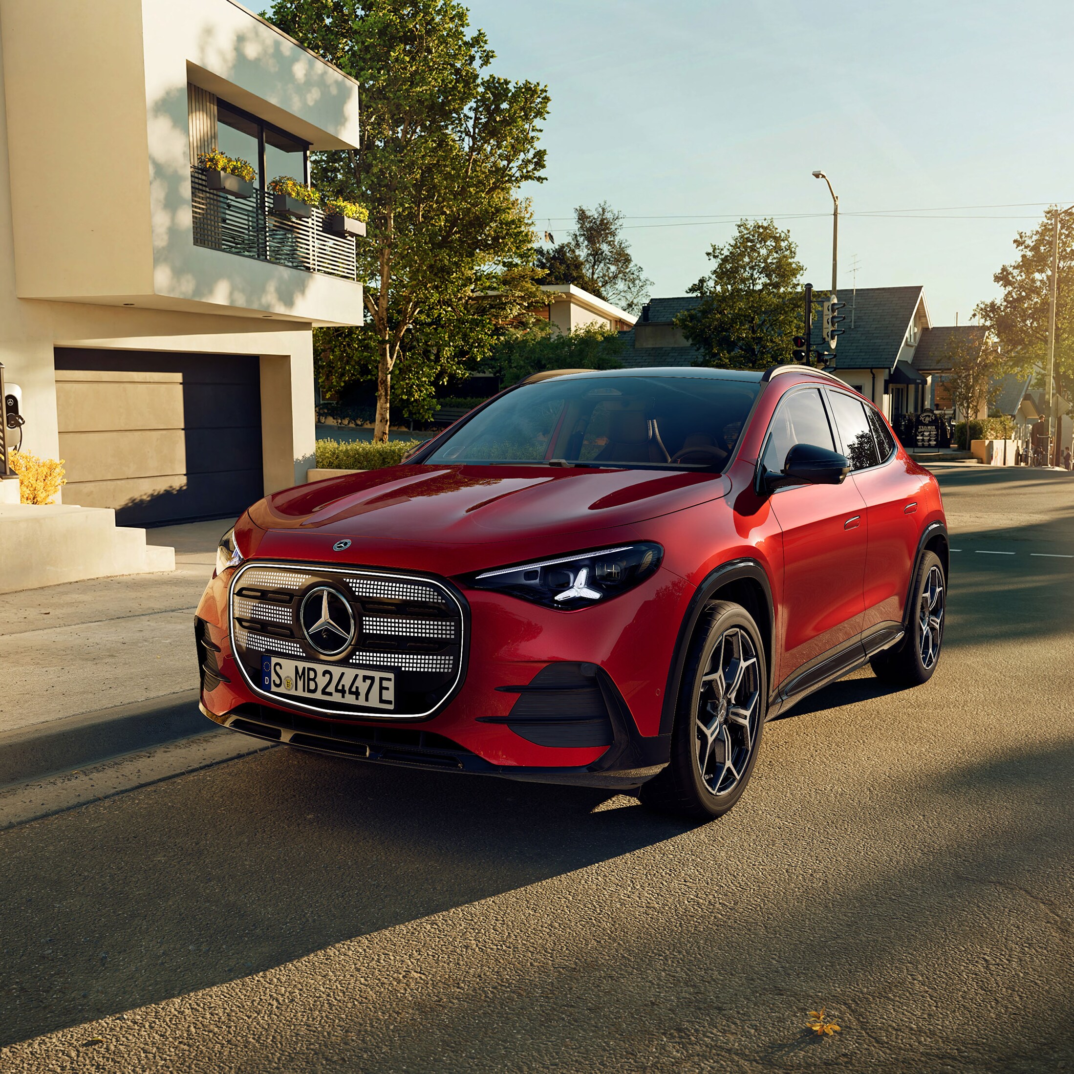 Den nya helt elektriska Mercedes-Benz GLA parkerad i en parkeringsficka nära ett kafé.