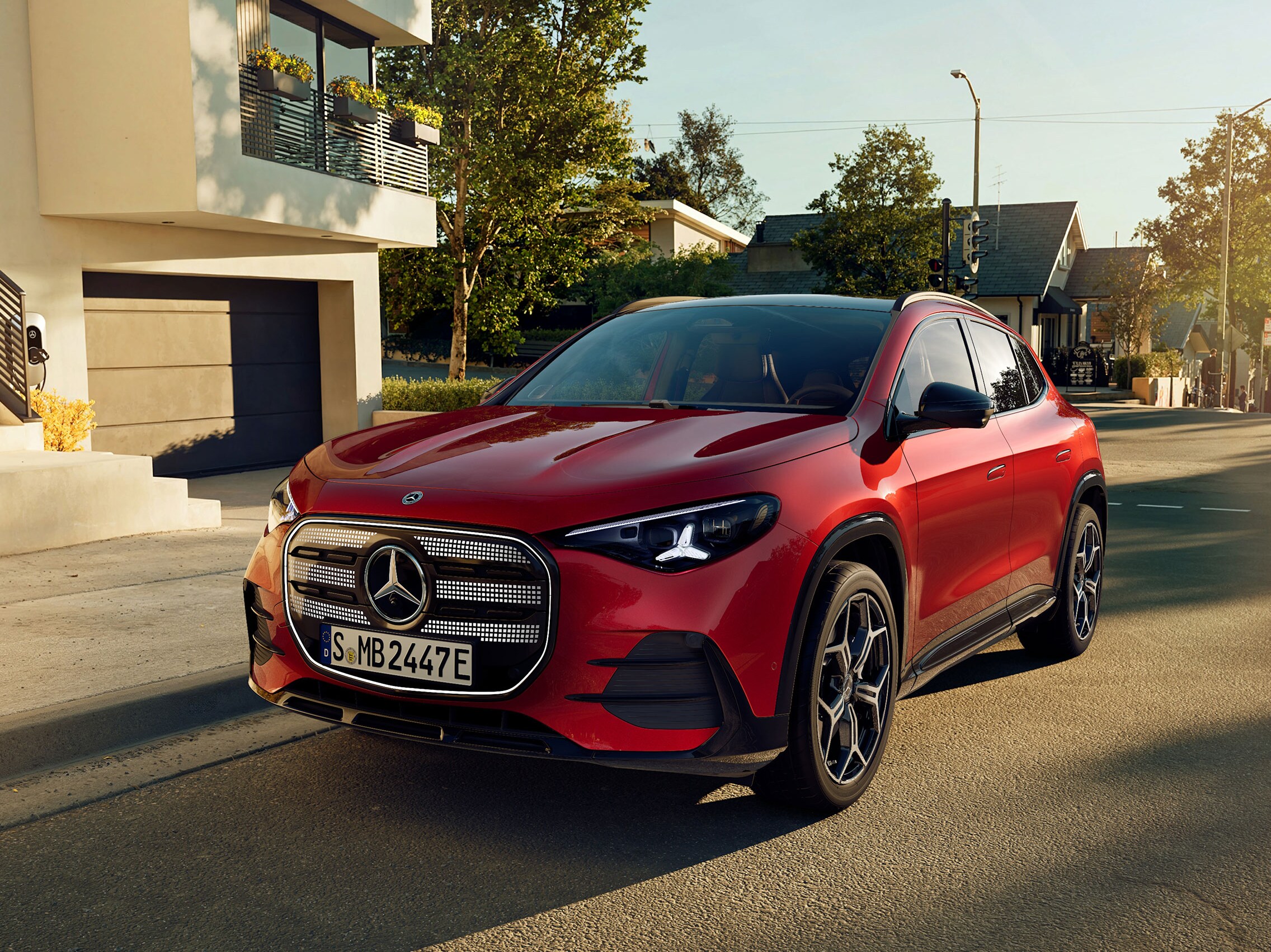 Elektrisk GLA från Mercedes-Benz parkerad framför ett hus.