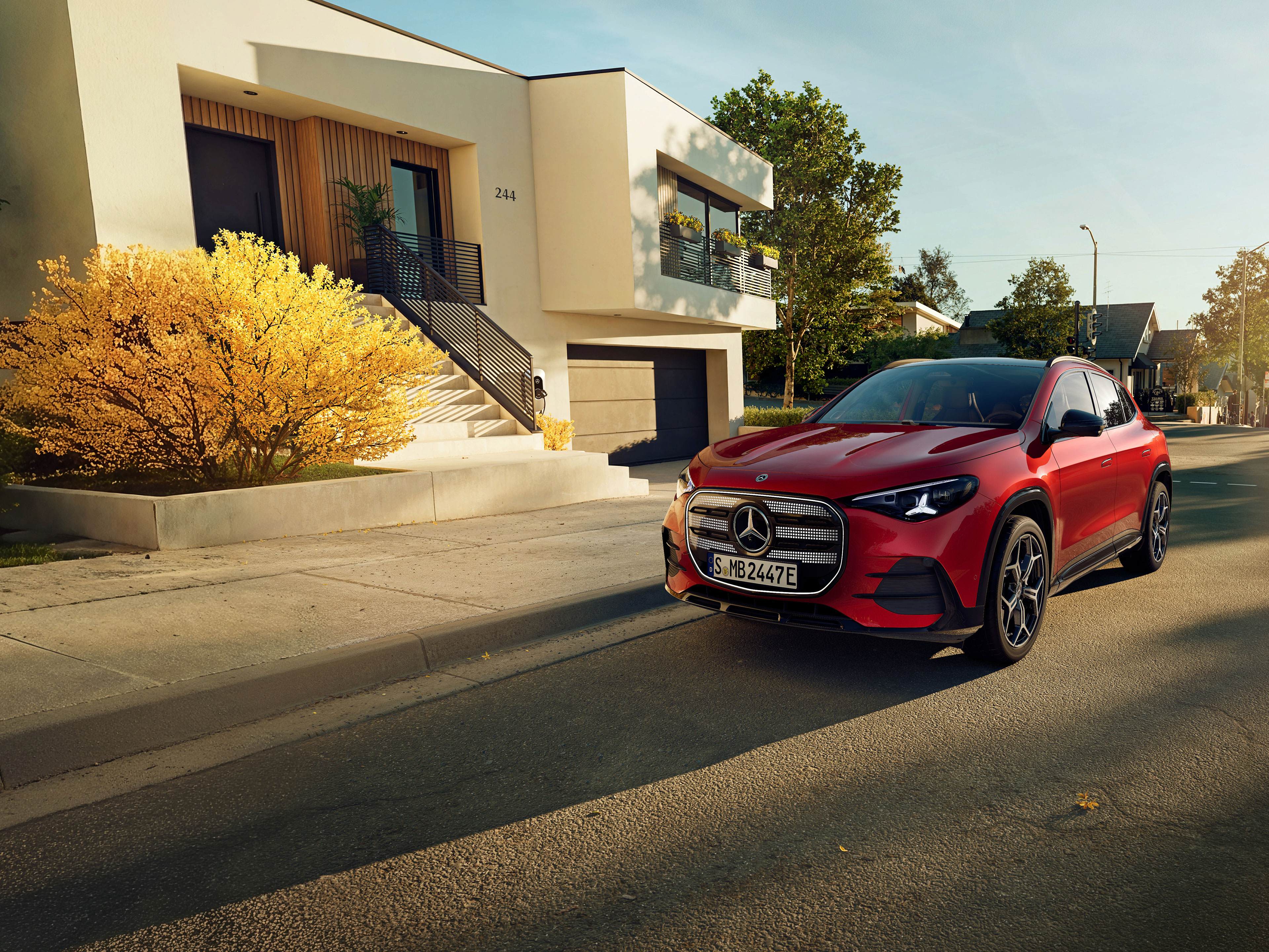 Elektrisk GLA | Mercedes-Benz Magazine Elektrisk GLA från Mercedes-Benz parkerad framför ett hus.