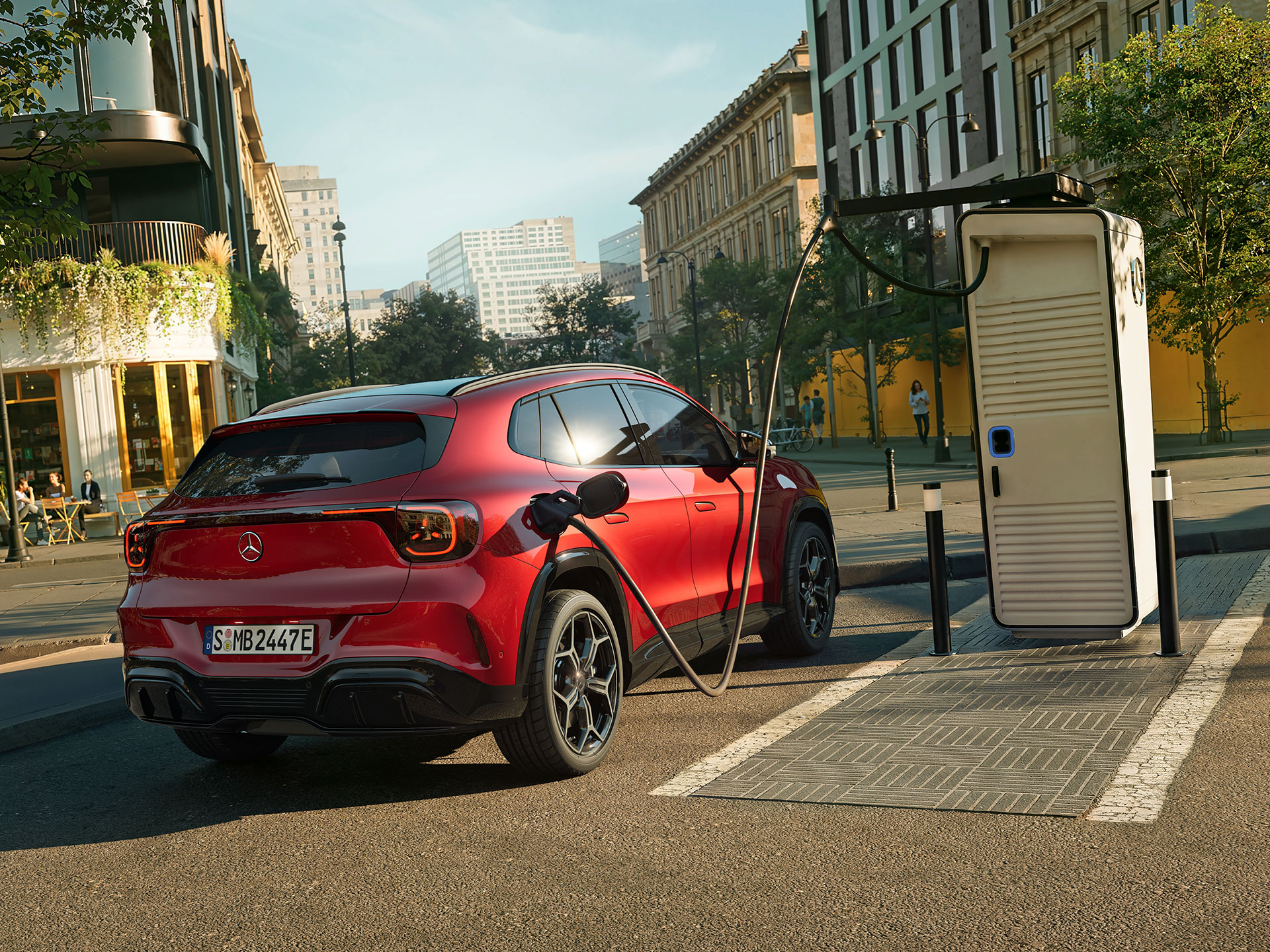 Räckvidd och laddning | Nya helt elektriska Mercedes-Benz GLA Den helt nya elektriska Mercedes- Benz GLA bredvid en laddningsstation medan den laddas.