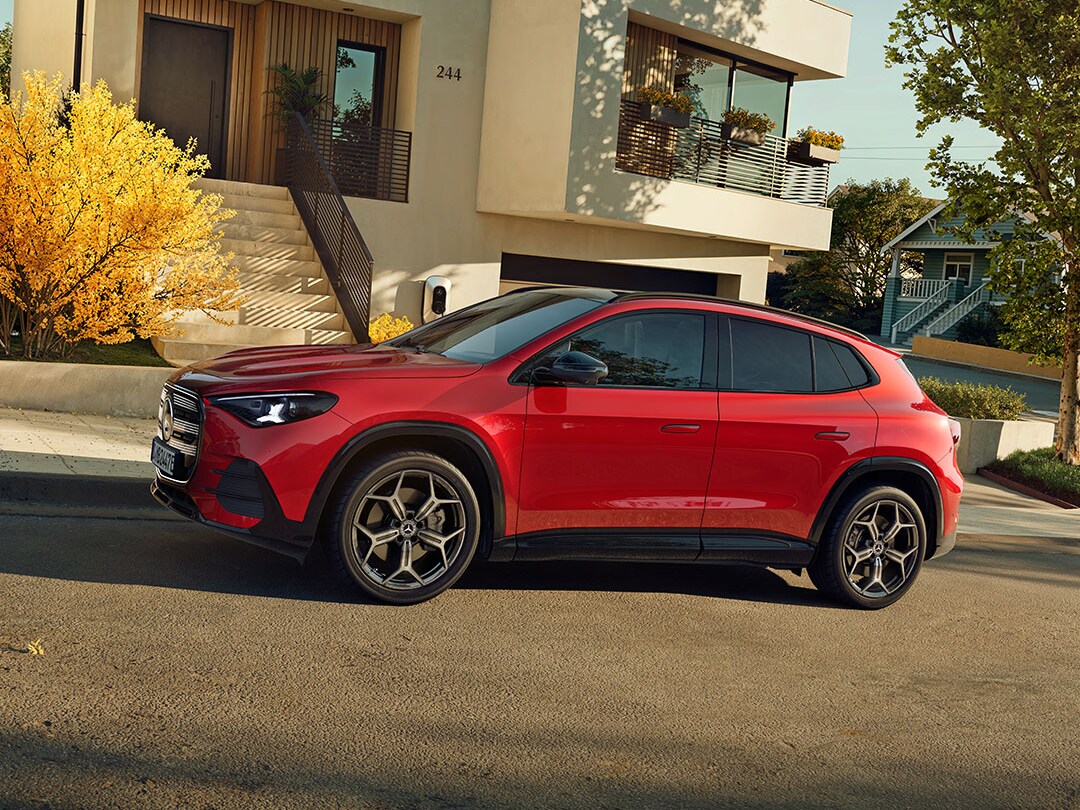 Den nya helt elektriska Mercedes-Benz GLA i en stadsgata