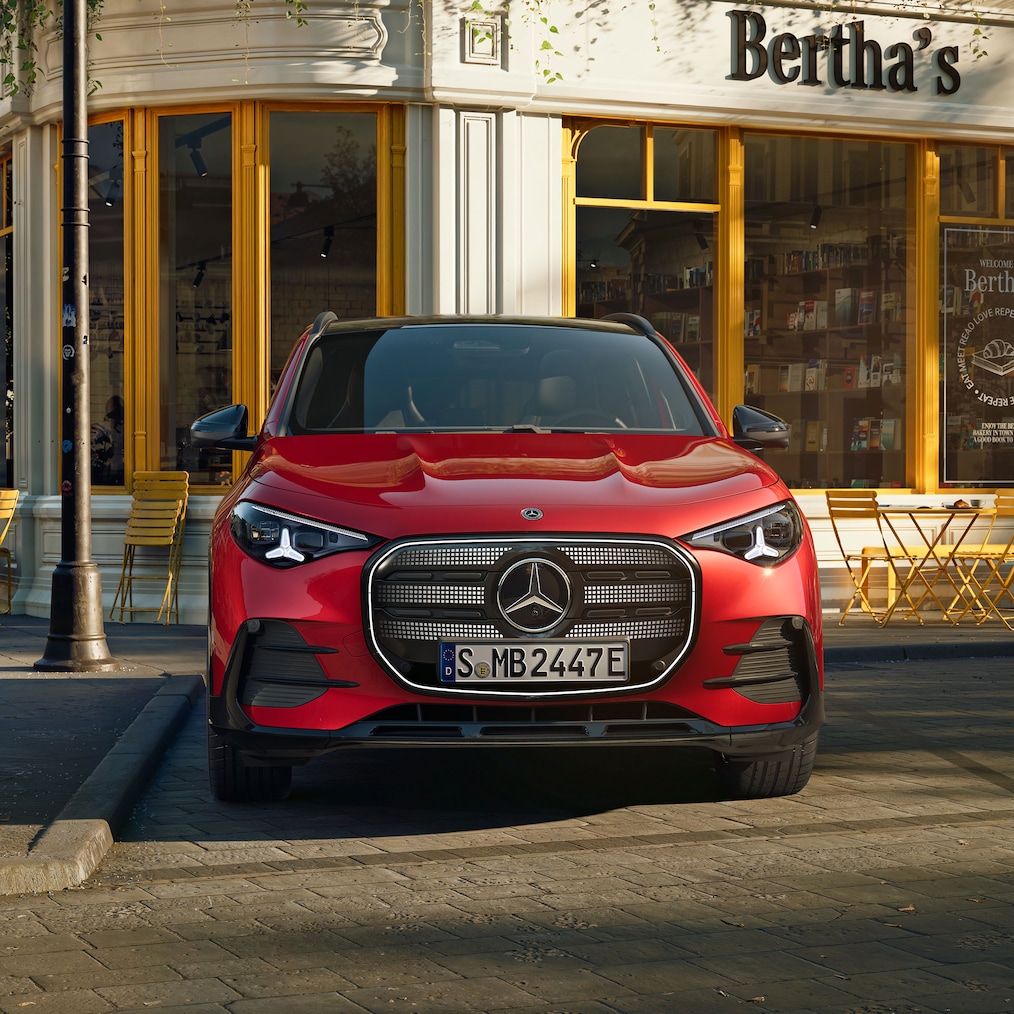 Den helt nya elektriska Mercedes-Benz GLA med sin ikoniska grill med upplyst panel.