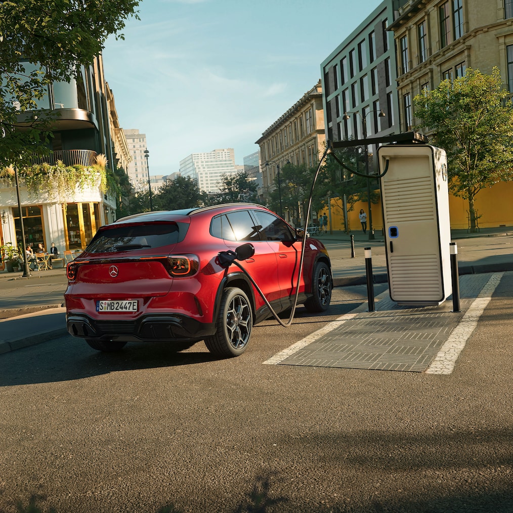 Den nya Mercedes-Benz GLA Electric parkerad vid en elektrisk laddningsstation.