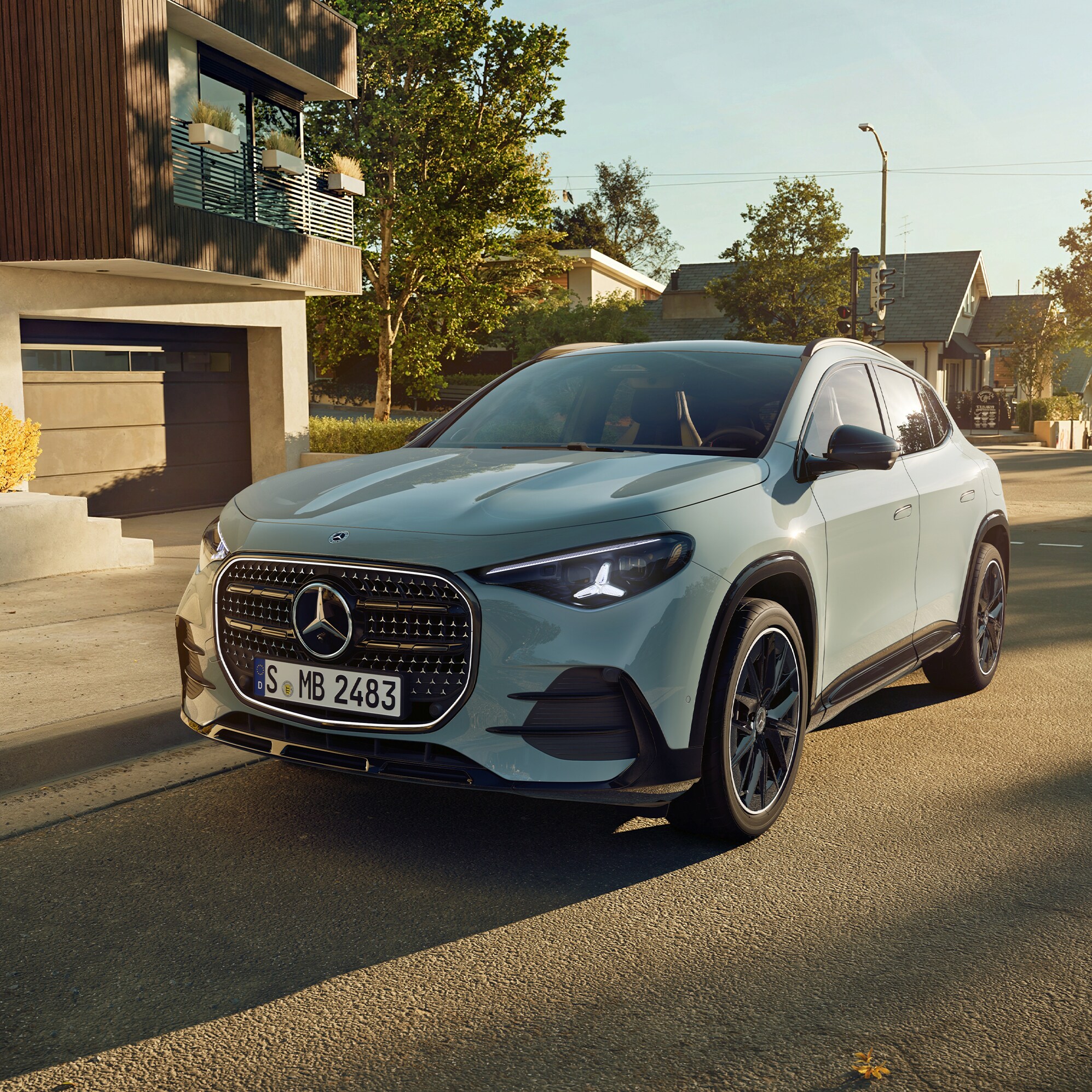 Nya Mercedes-Benz GLA parkerad framför en arkitektritad villa.