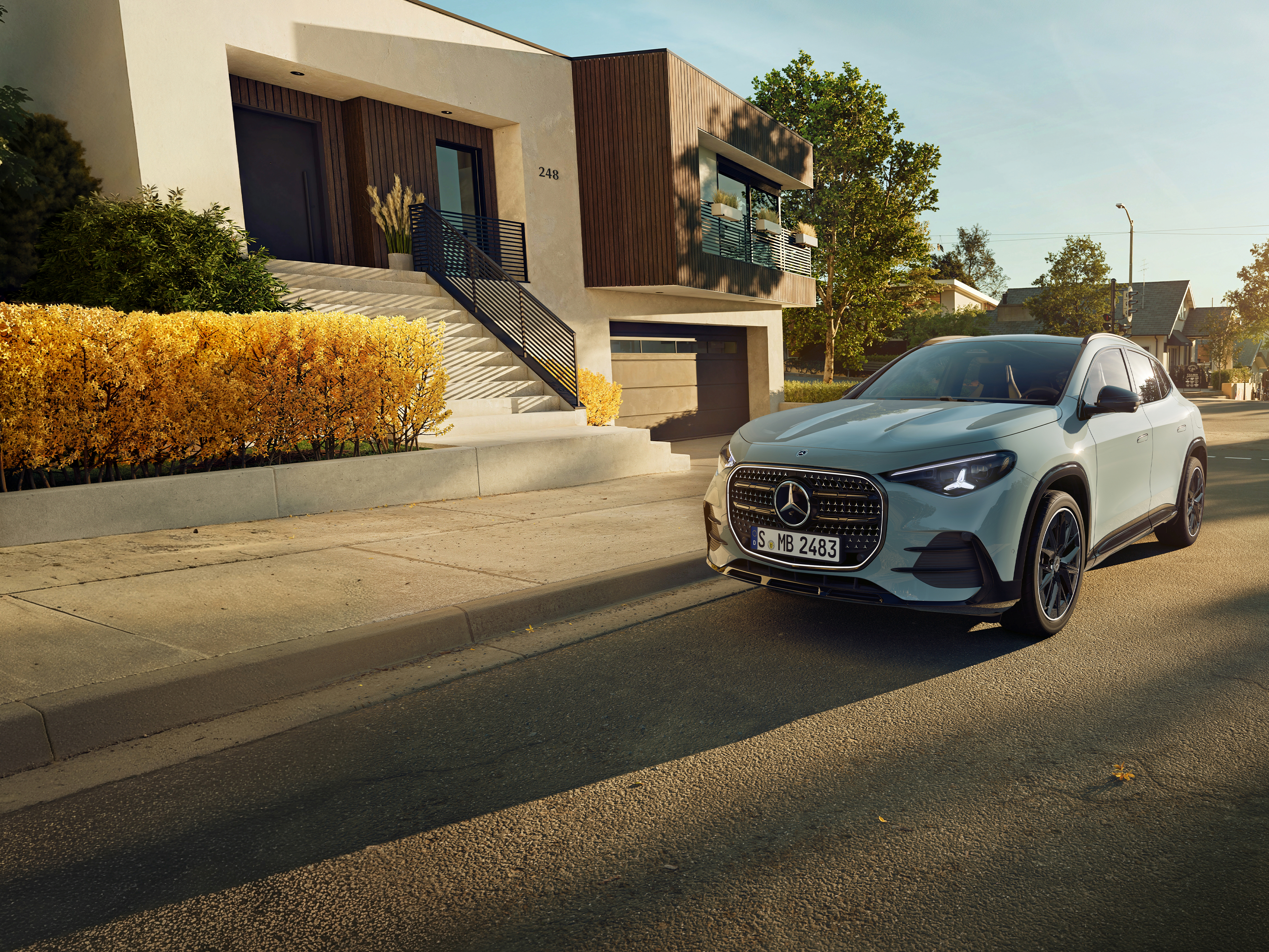 Helt nya GLA | Mercedes-Benz Nya Mercedes-Benz GLA parkerad framför en arkitektritad villa.