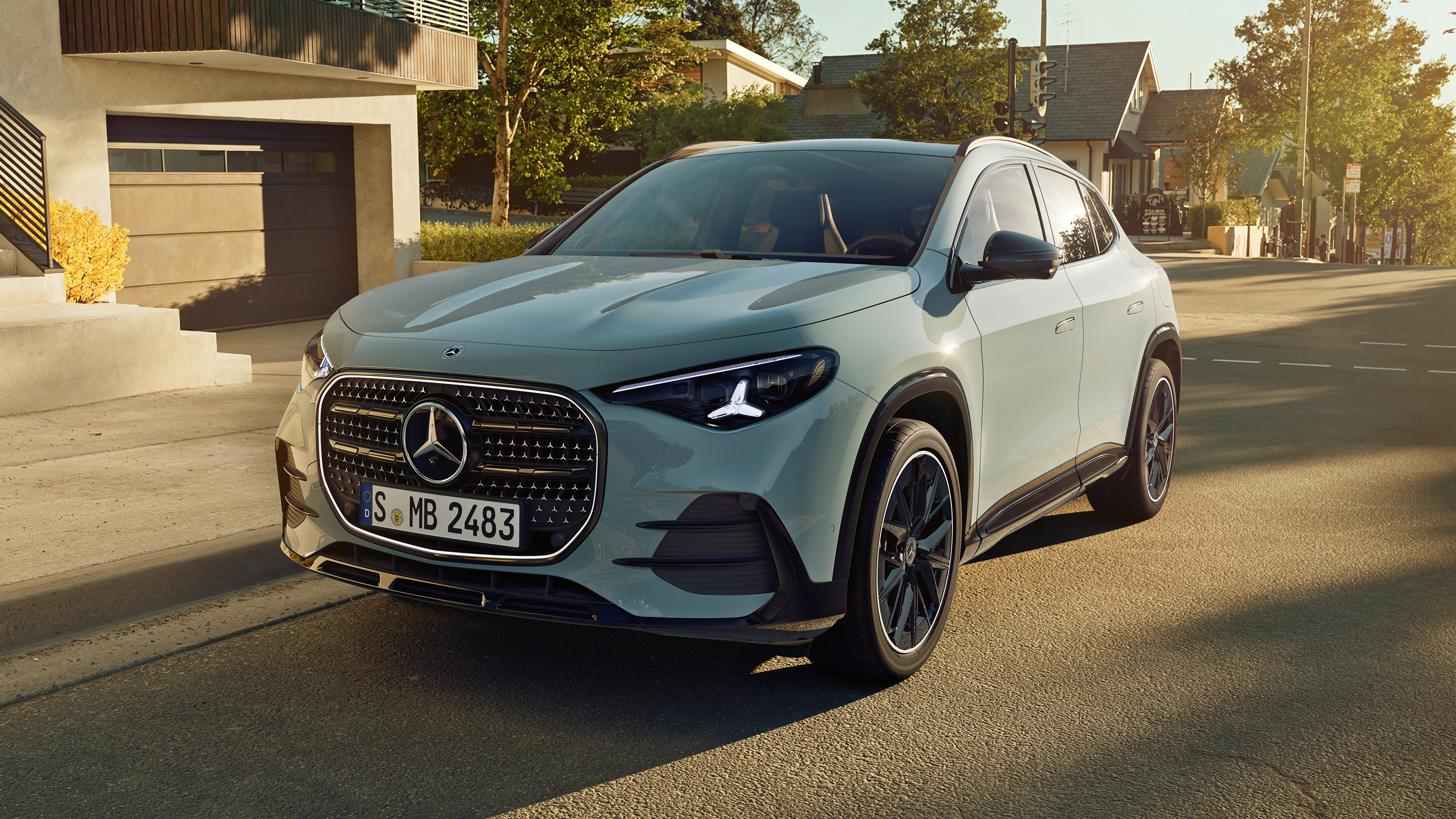 Den nya Mercedes-Benz GLA stod parkerad framför ett garage på en bostadsgata.