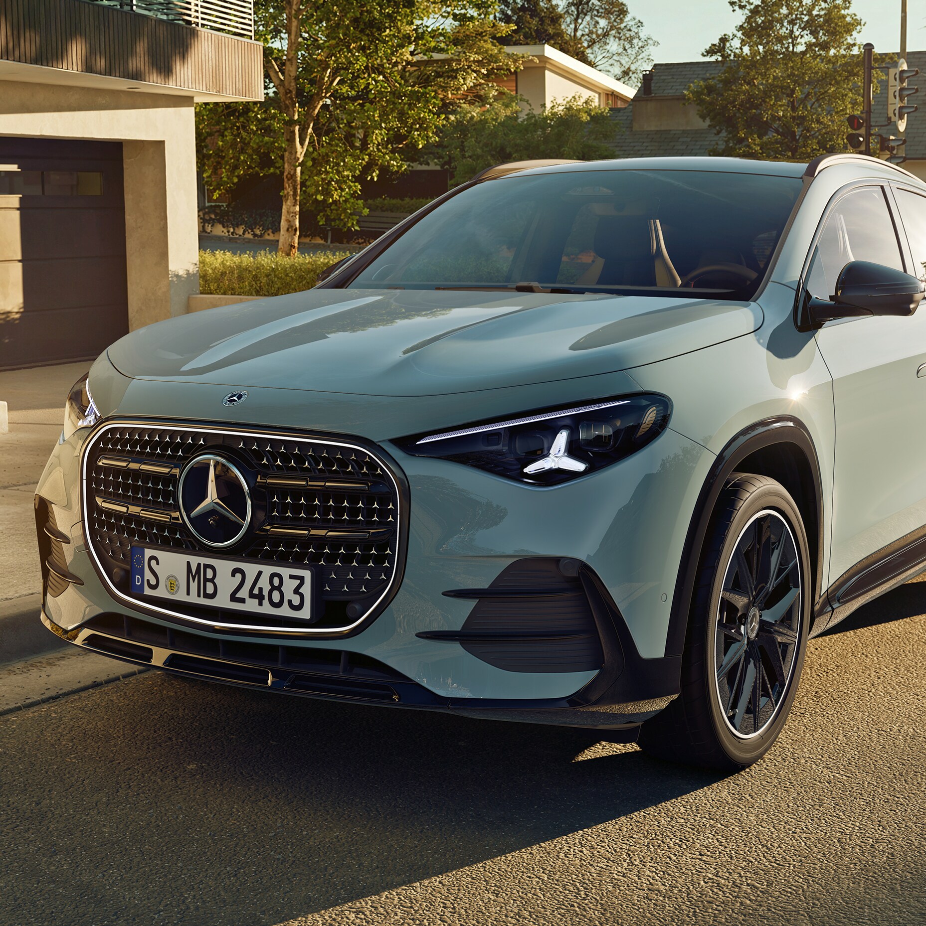 Den nya Mercedes-Benz GLA stod parkerad framför ett garage på en bostadsgata.