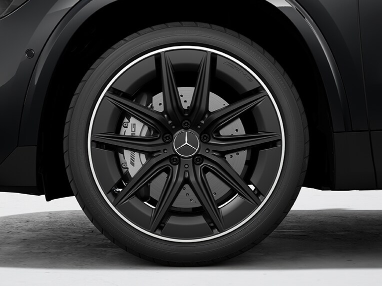50,8 cm (20 tum) AMG lättmetallfälgar i 5-dubbelekerdesign för Mercedes-AMG GLA.