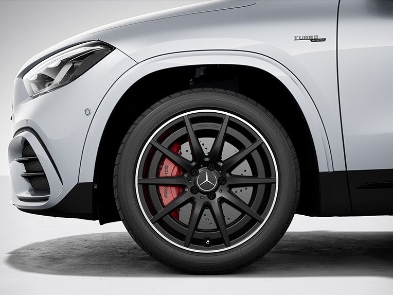 Rödlackerade bromsok till Mercedes-AMG GLA.