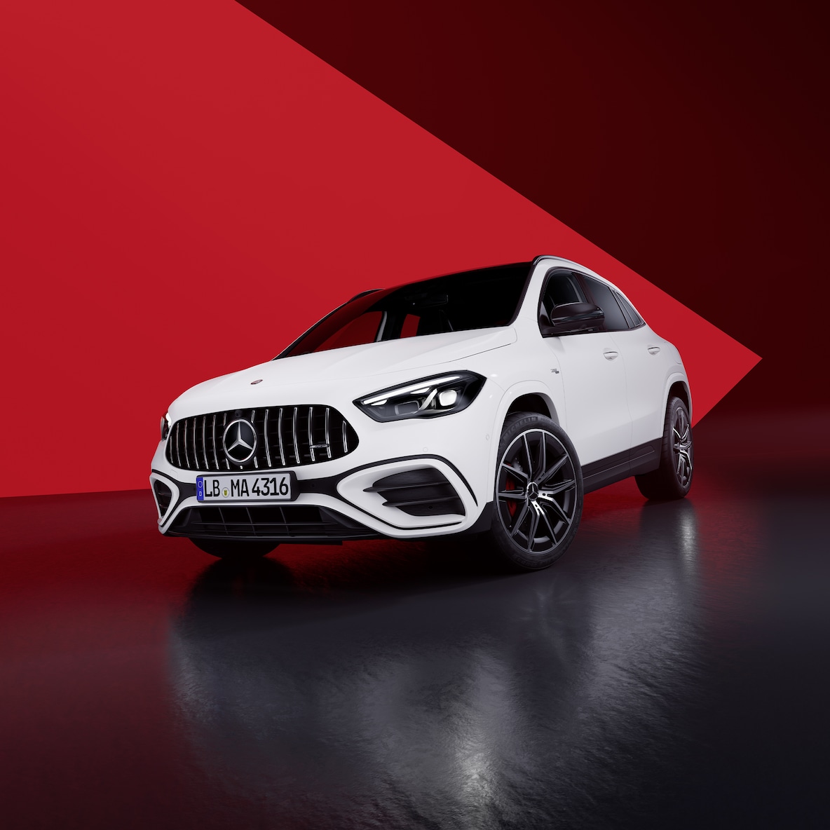 En Mercedes-AMG GLA 35 4MATIC sedd snett framifrån.