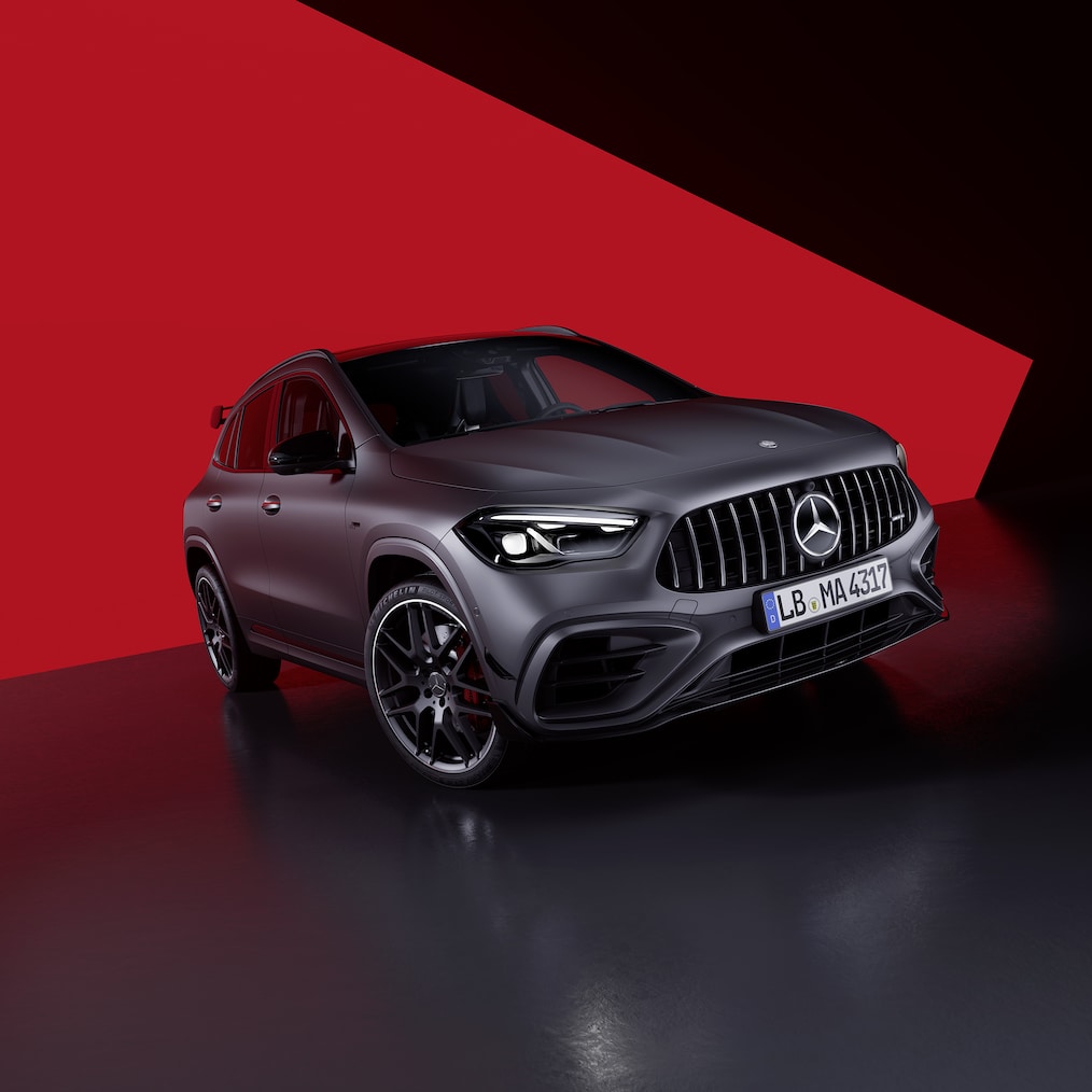 Mercedes-AMG GLA 45 S 4MATIC+ sedd snett framifrån.