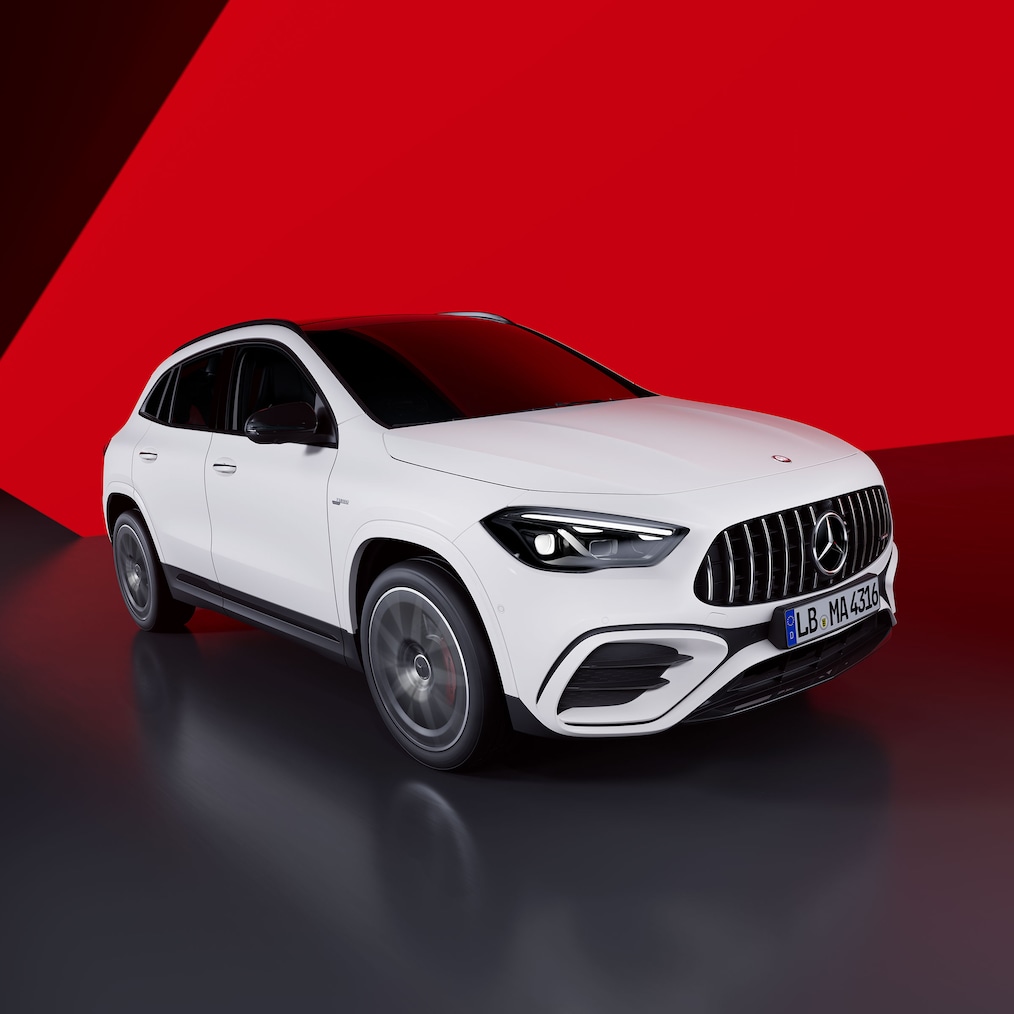 Mercedes-AMG GLA 45 S 4MATIC+ snett bakifrån.