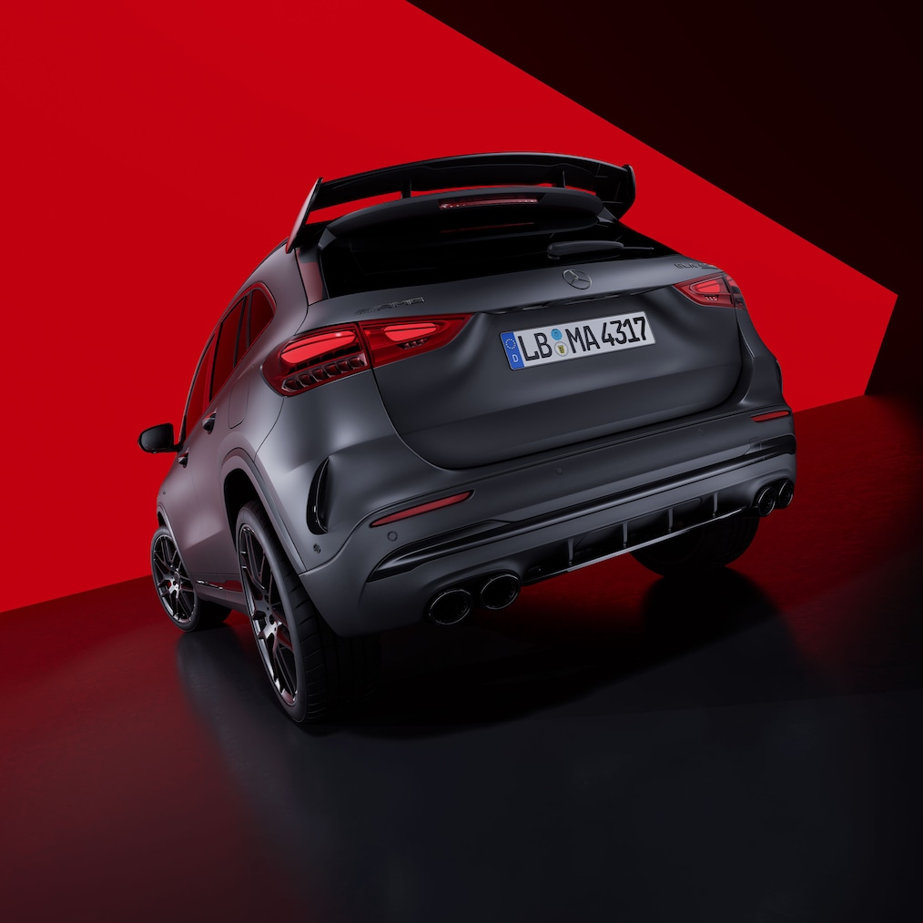 Mercedes-AMG GLA 45 S 4MATIC+ snett bakifrån.