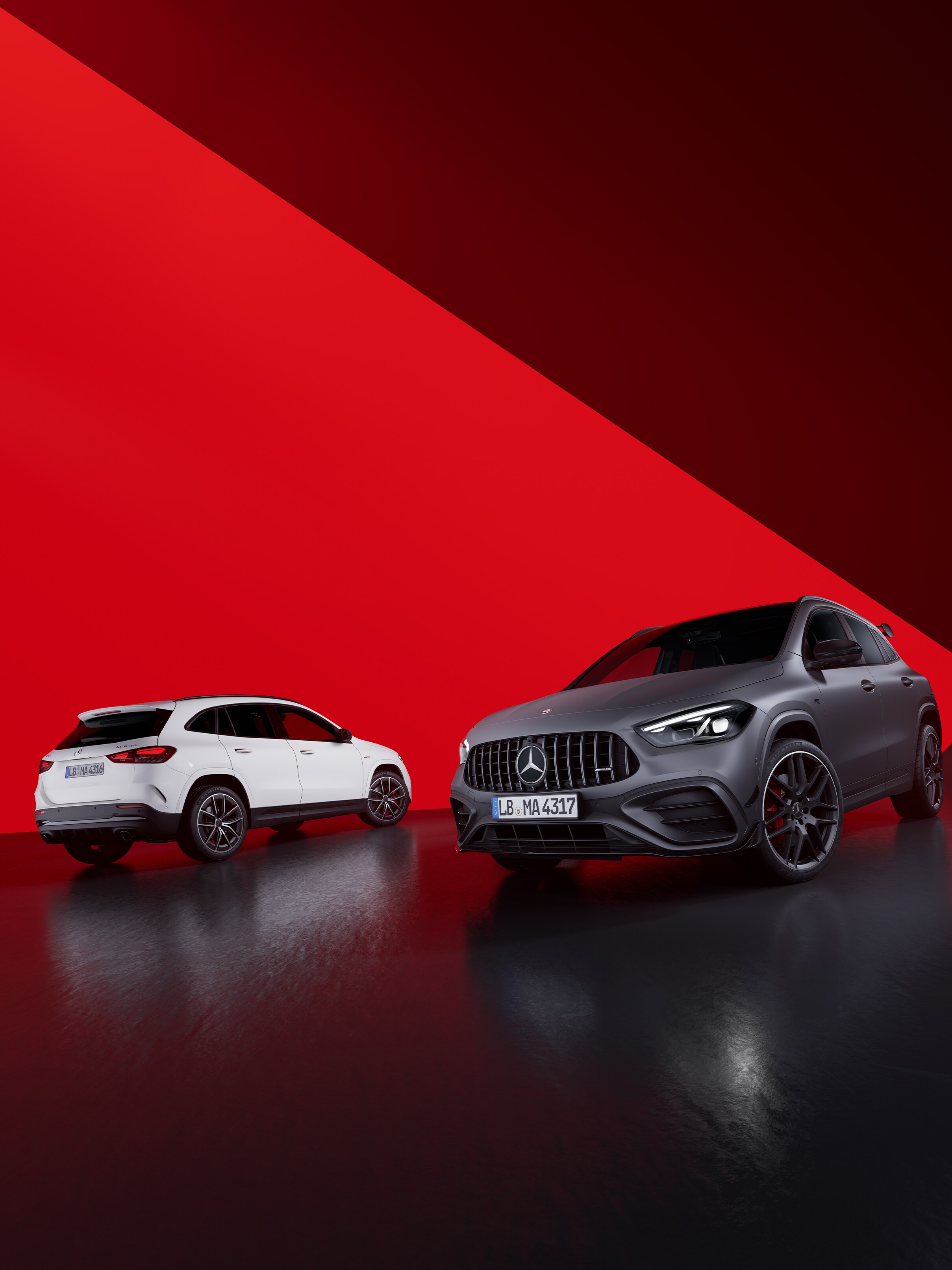 Två Mercedes-AMG GLA AMG Performance Edition modeller sida vid sida