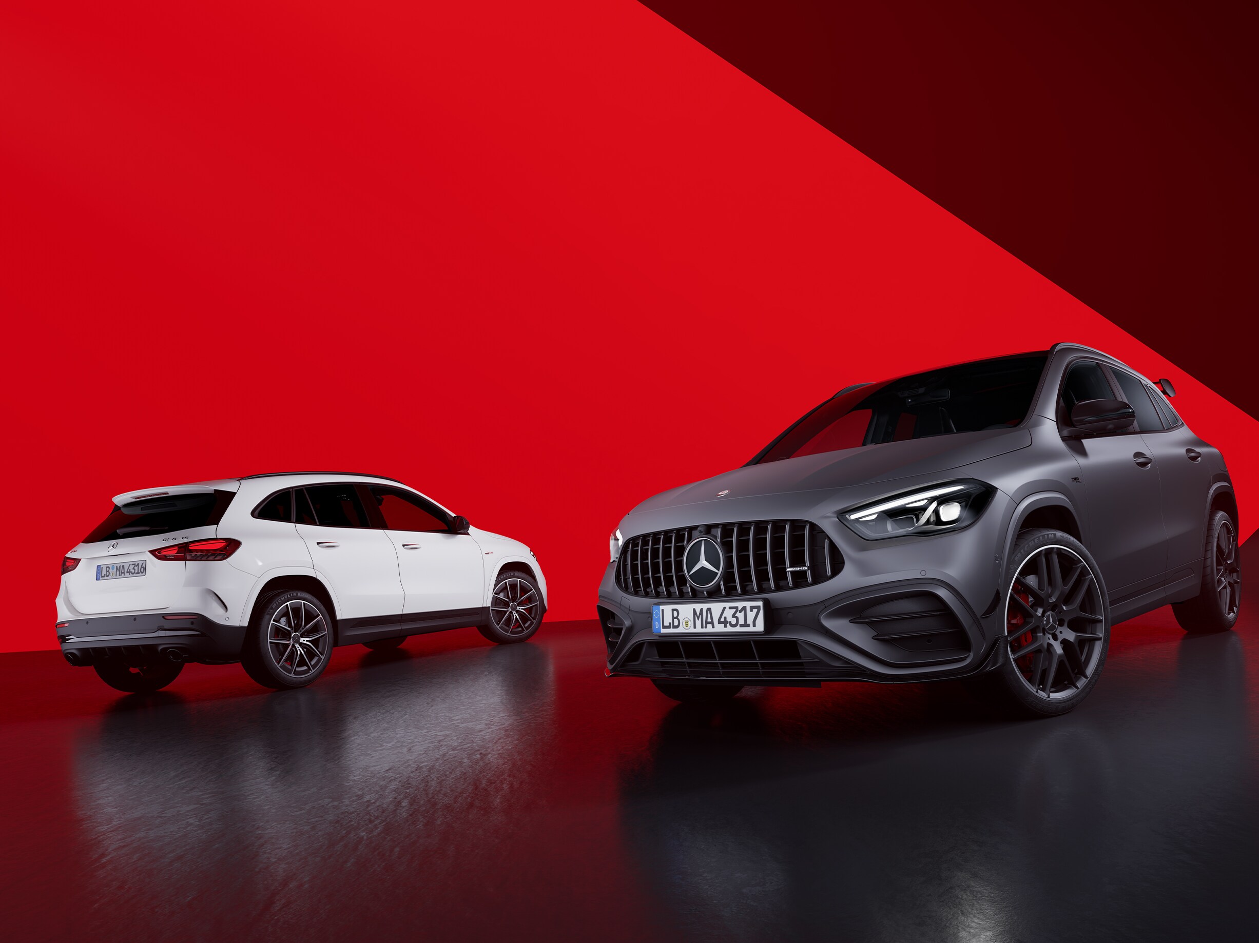 Två Mercedes-AMG GLA AMG Performance Edition modeller sida vid sida