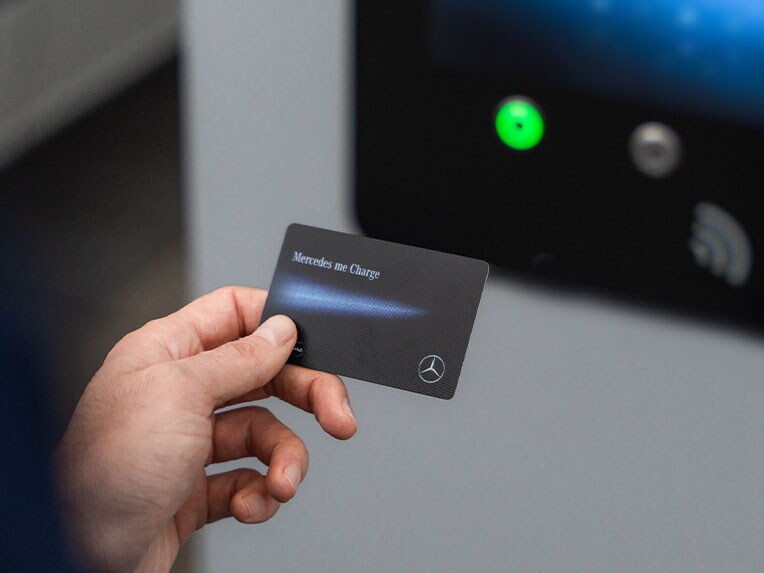 Ladda längs vägen med MB.CHARGE Public för GLA.