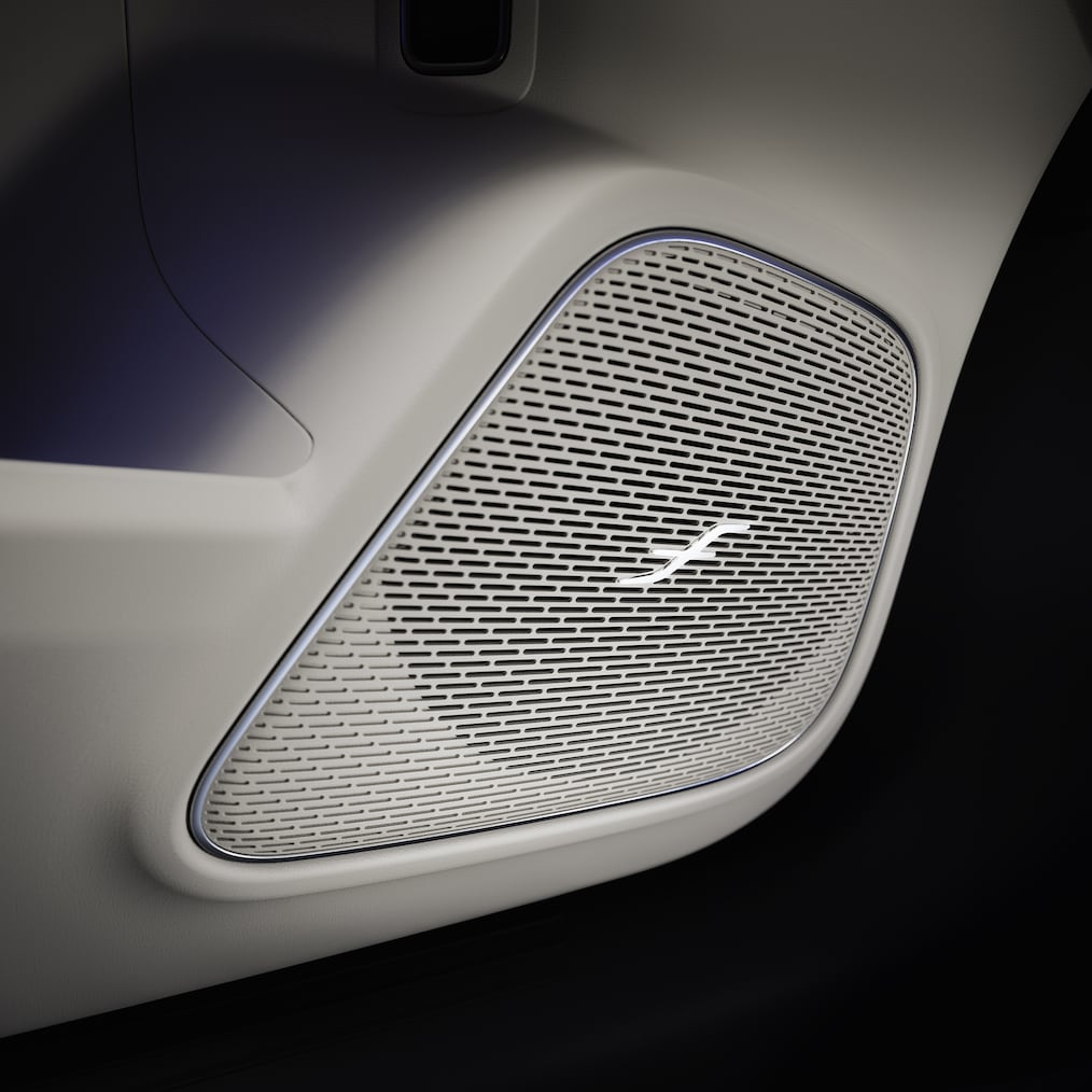 En högtalare i Burmester® surround sound-systemet i Mercedes-Benz GLA.