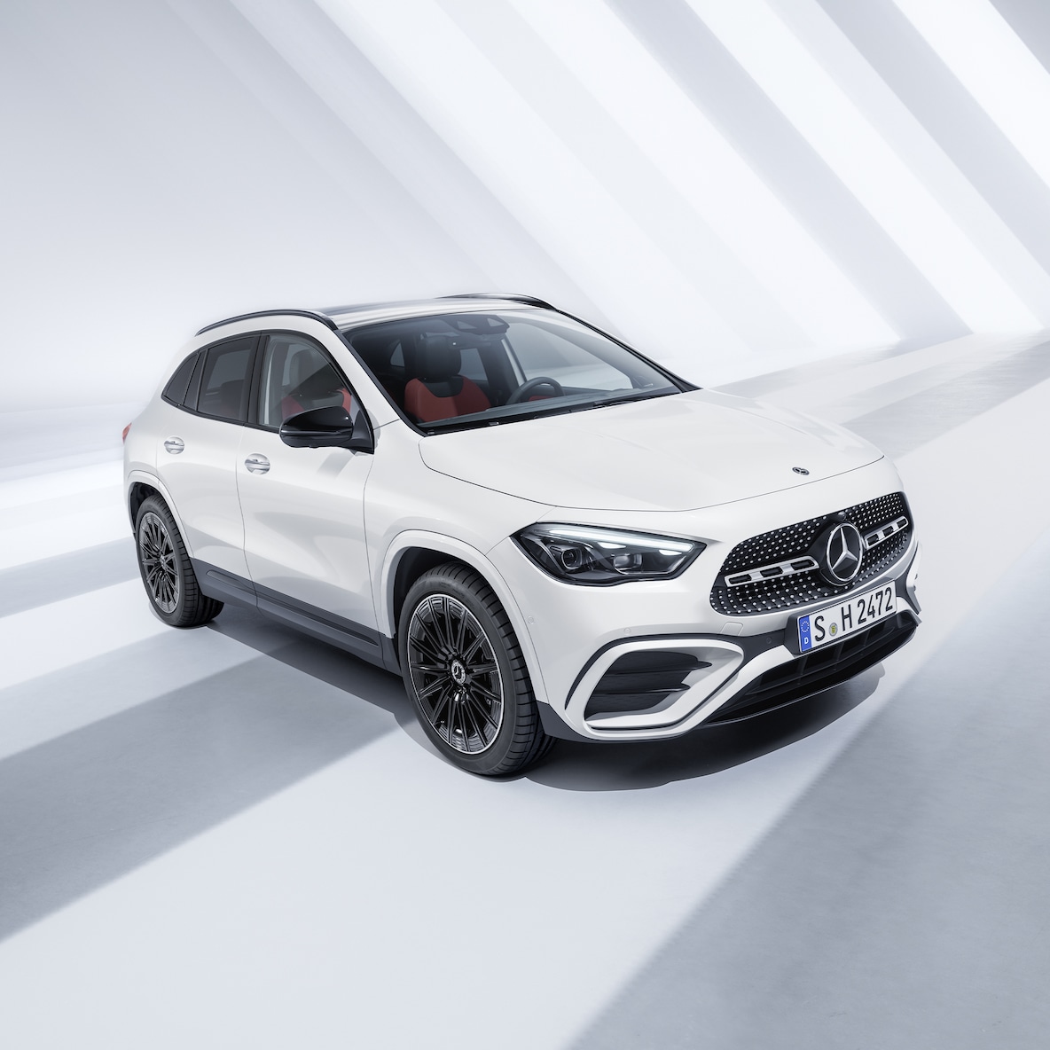 Mercedes-Benz GLA snett framifrån.
