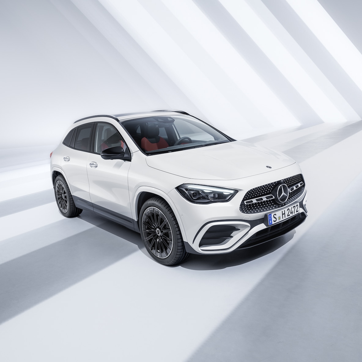 Mercedes-Benz GLA snett framifrån.