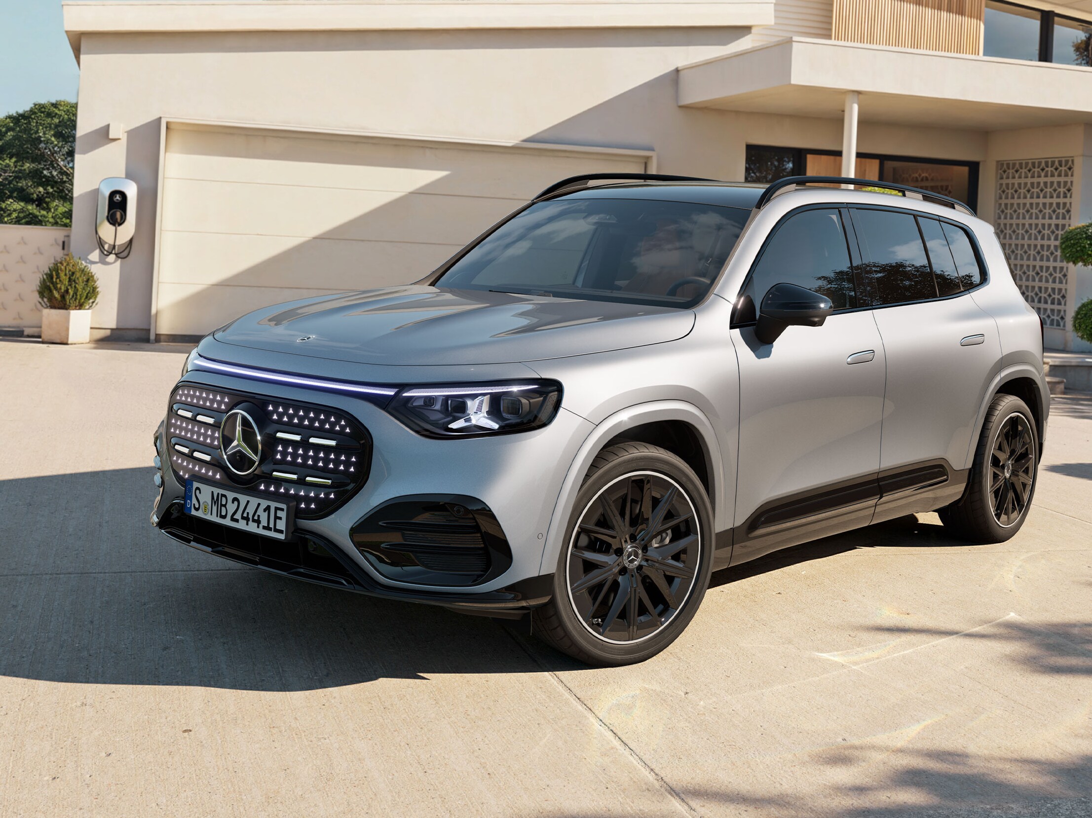 Mercedes-Benz GLB with EQ Technology parkerad framför garaget