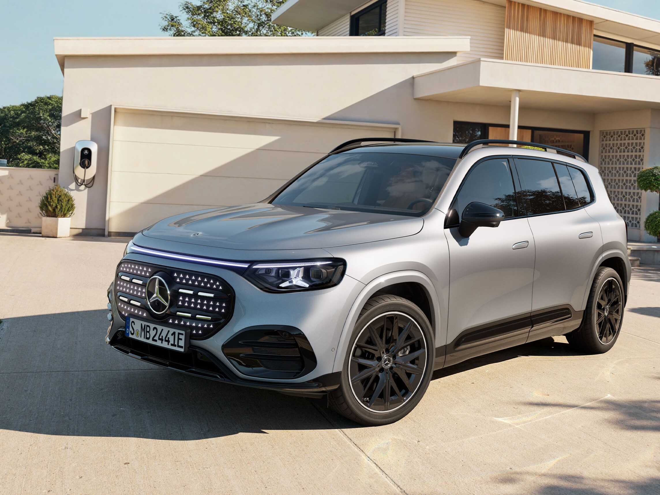 Elektrisk Mercedes-Benz GLB parkerad framför garaget