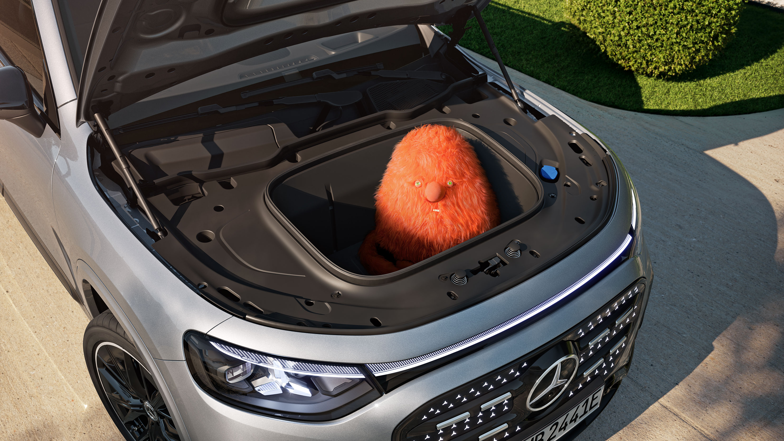 Helt nya helelektriska GLB | Mercedes-Benz Orange troll i bagageutrymmet fram på den helt nya helelektriska GLB