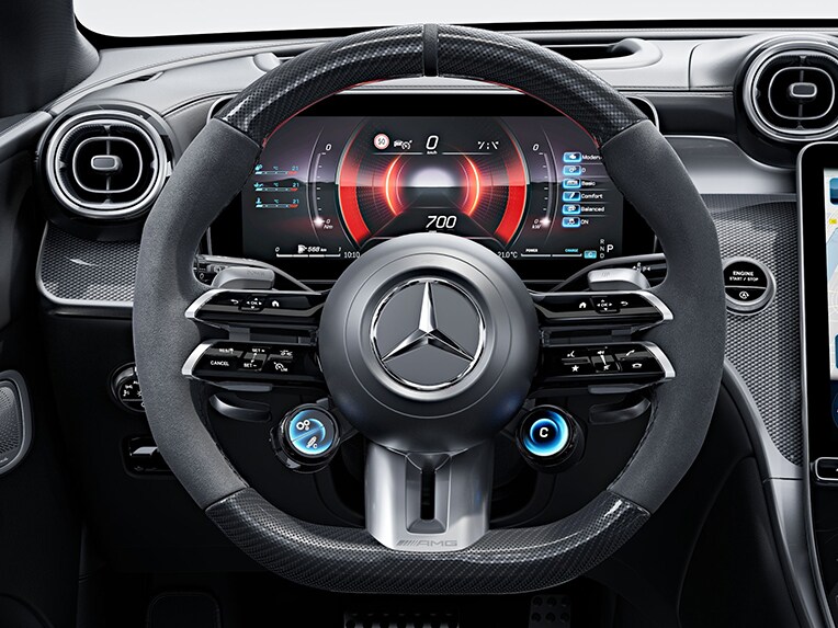 AMG Performance-ratten i kolfiberdesign/mikrofiber MICROCUT i Mercedes-AMG GLC Coupé.