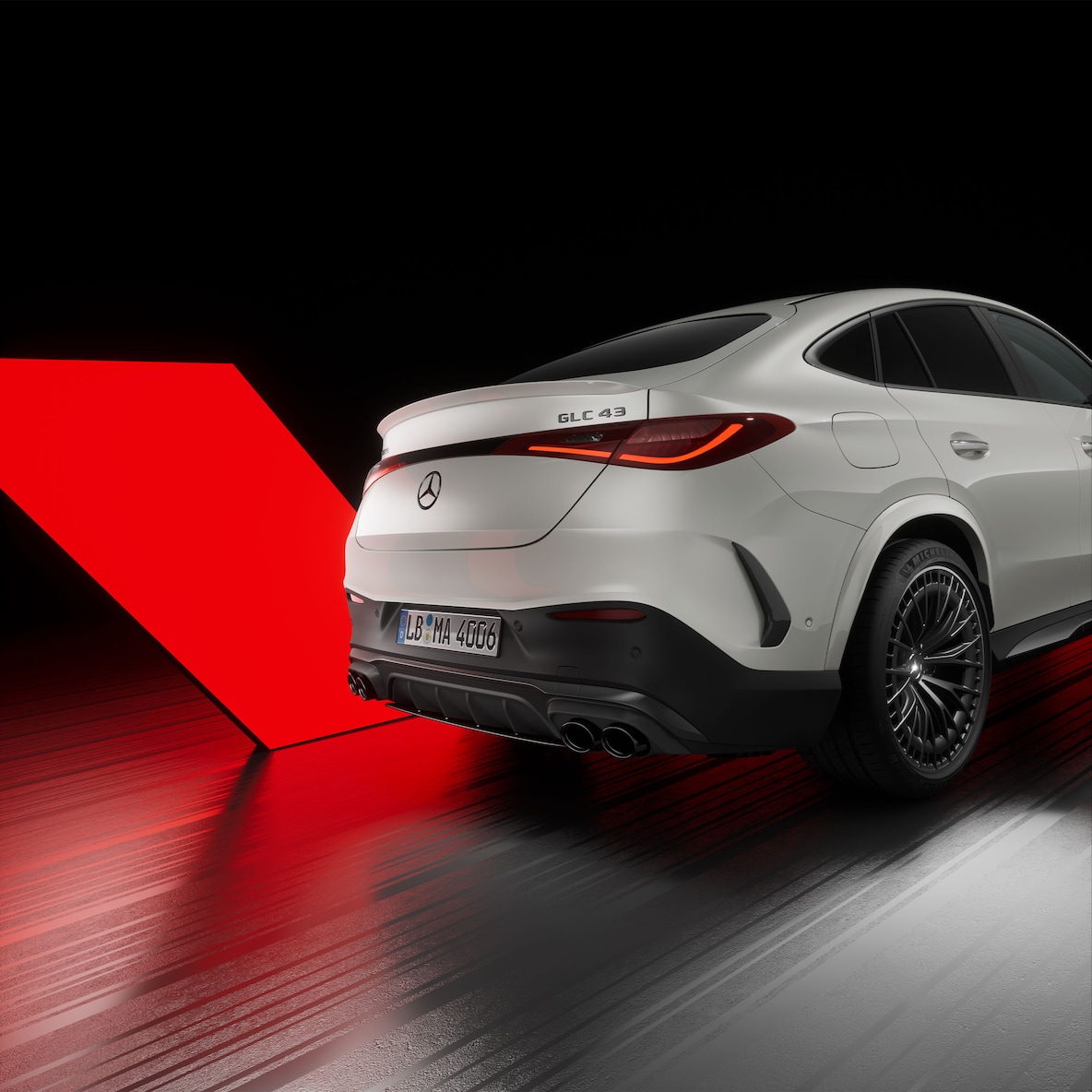 Mercedes-AMG GLC Coupé sedd från höger sida bakifrån.