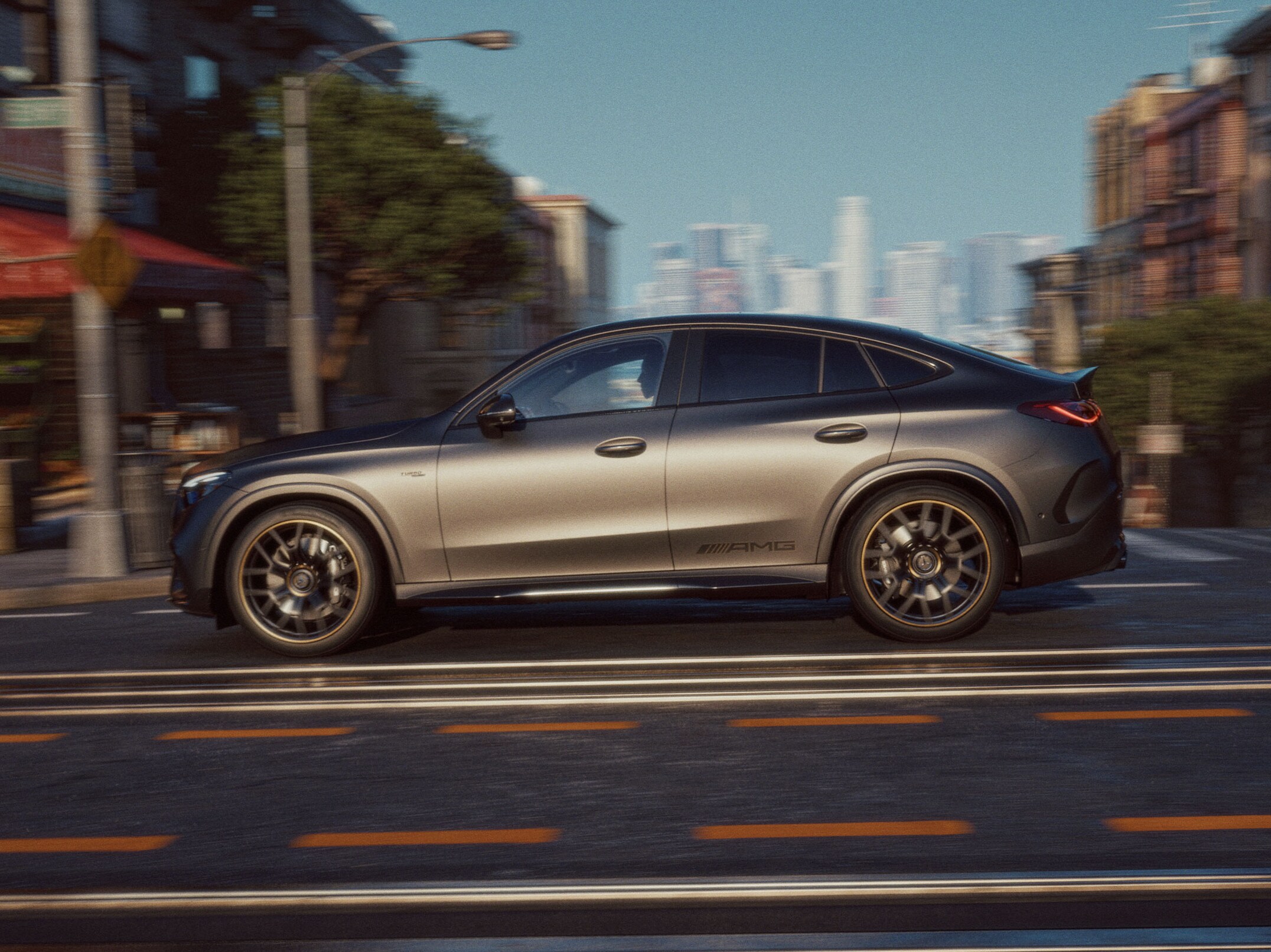 Ljusgrå Mercedes-AMG GLC Coupé sidovy