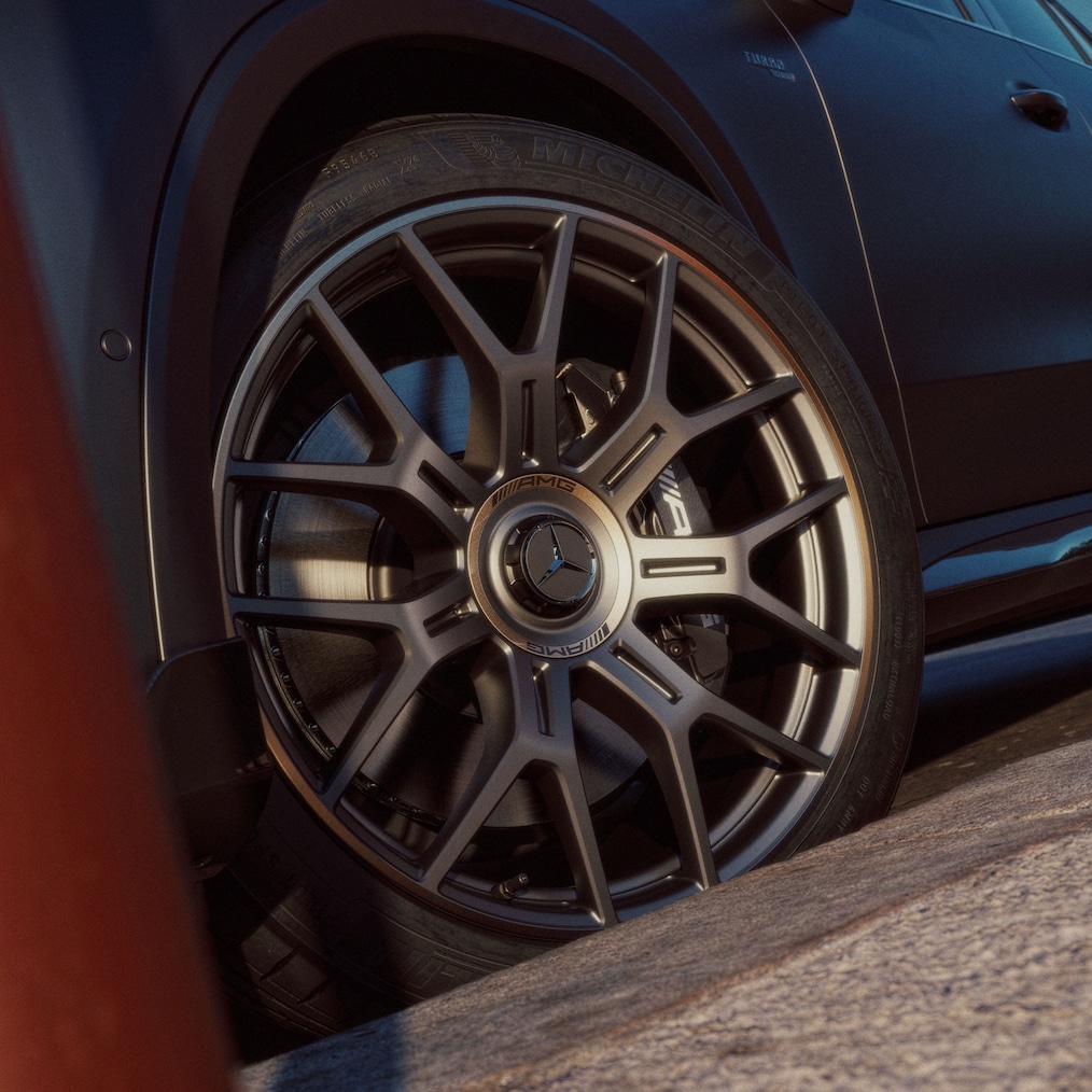 De 53,3 cm (21 tum) stora smidda fälgarna på nya Mercedes-AMG GLC Coupé.