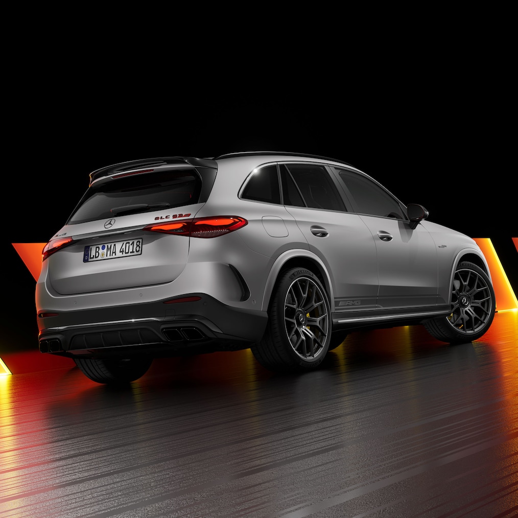 Mercedes-AMG GLC 63 S E PERFORMANCE SUV som AMG Edition 1 sedd från höger sida bak.