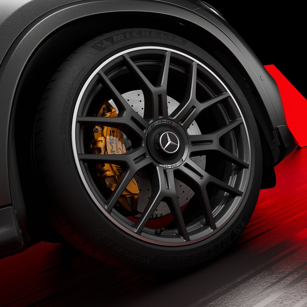 Närbild av 53,3 cm (21-tums) AMG lättmetallfälg med Y-ekerdesign (RWN) och AMG-högprestandabromssystem i keramikkompositmaterial.