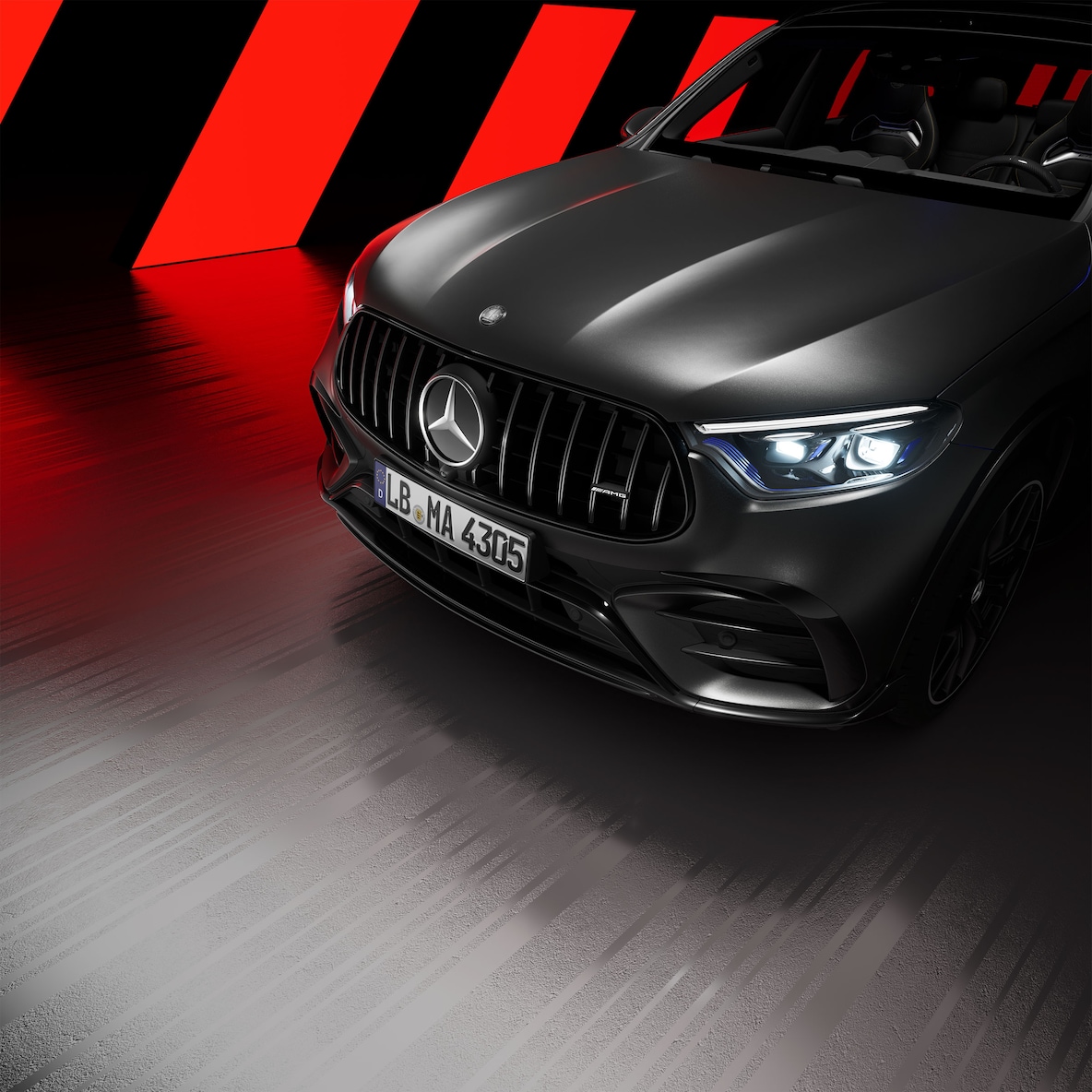 Sidovy av framvagnen på en Mercedes-AMG GLC Suv med AMG Exteriör Night package.