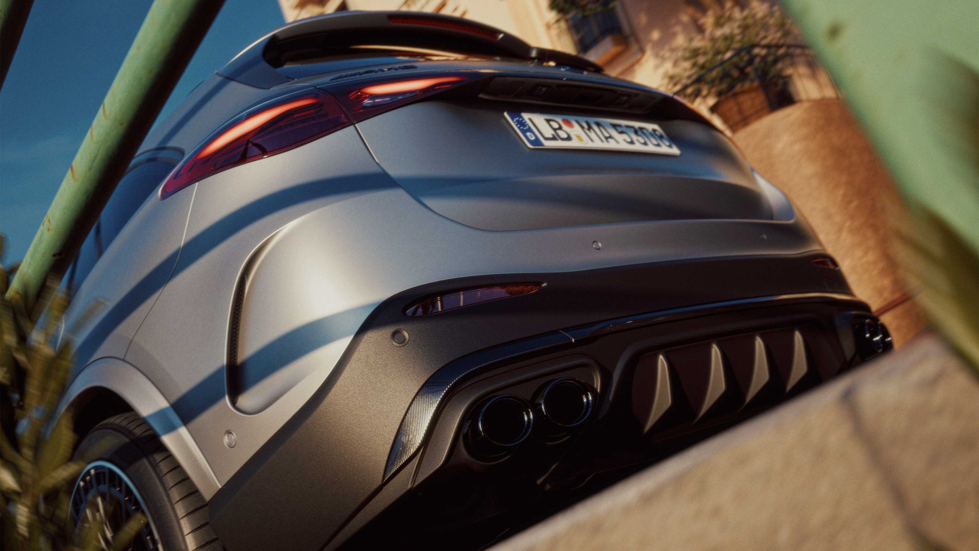 Nya Mercedes-AMG GLC SUV sedd bakifrån i grodperspektiv